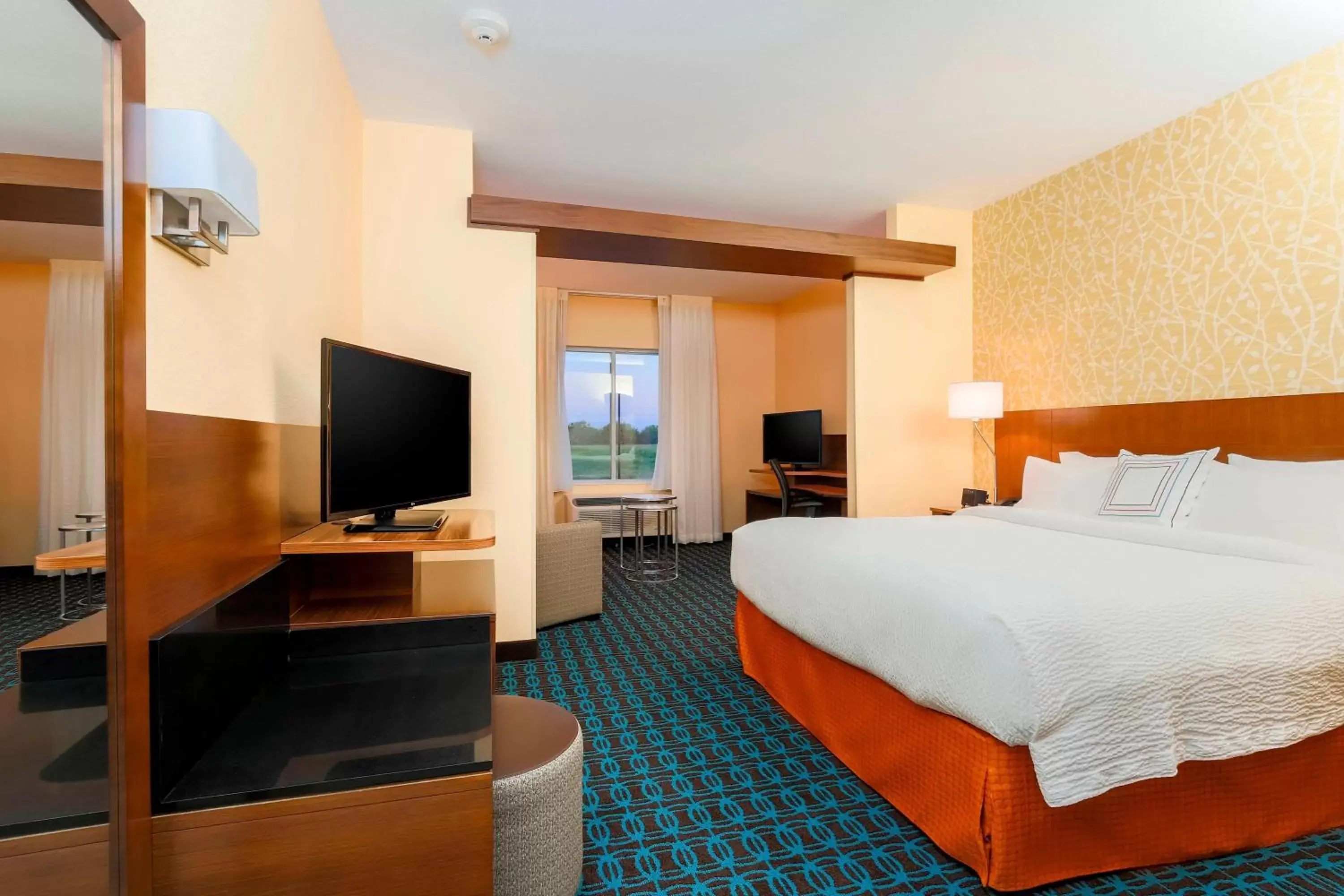 Bedroom, TV/Entertainment Center in Fairfield Inn & Suites by Marriott Pleasanton