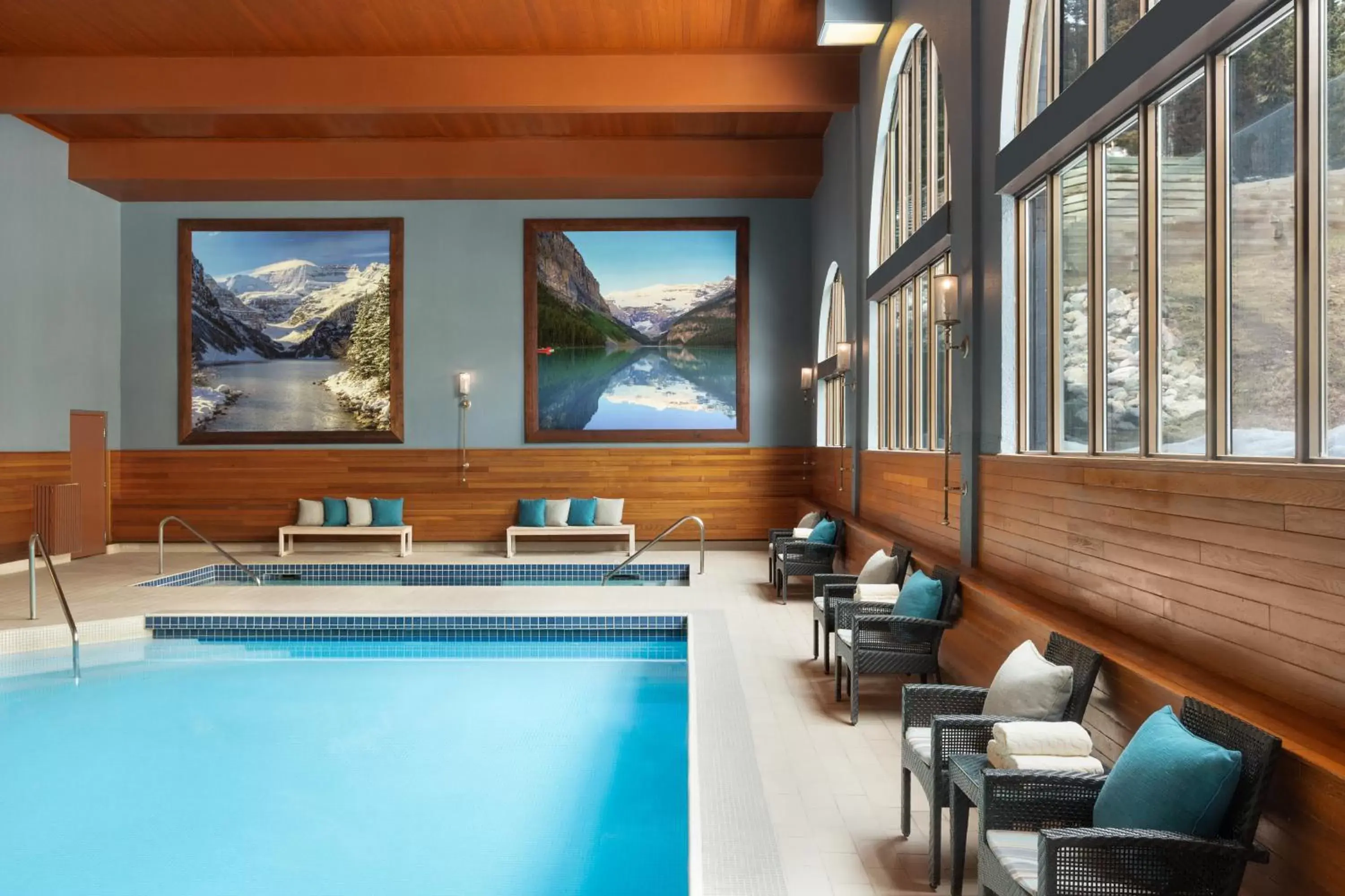 Swimming pool in Fairmont Château Lake Louise