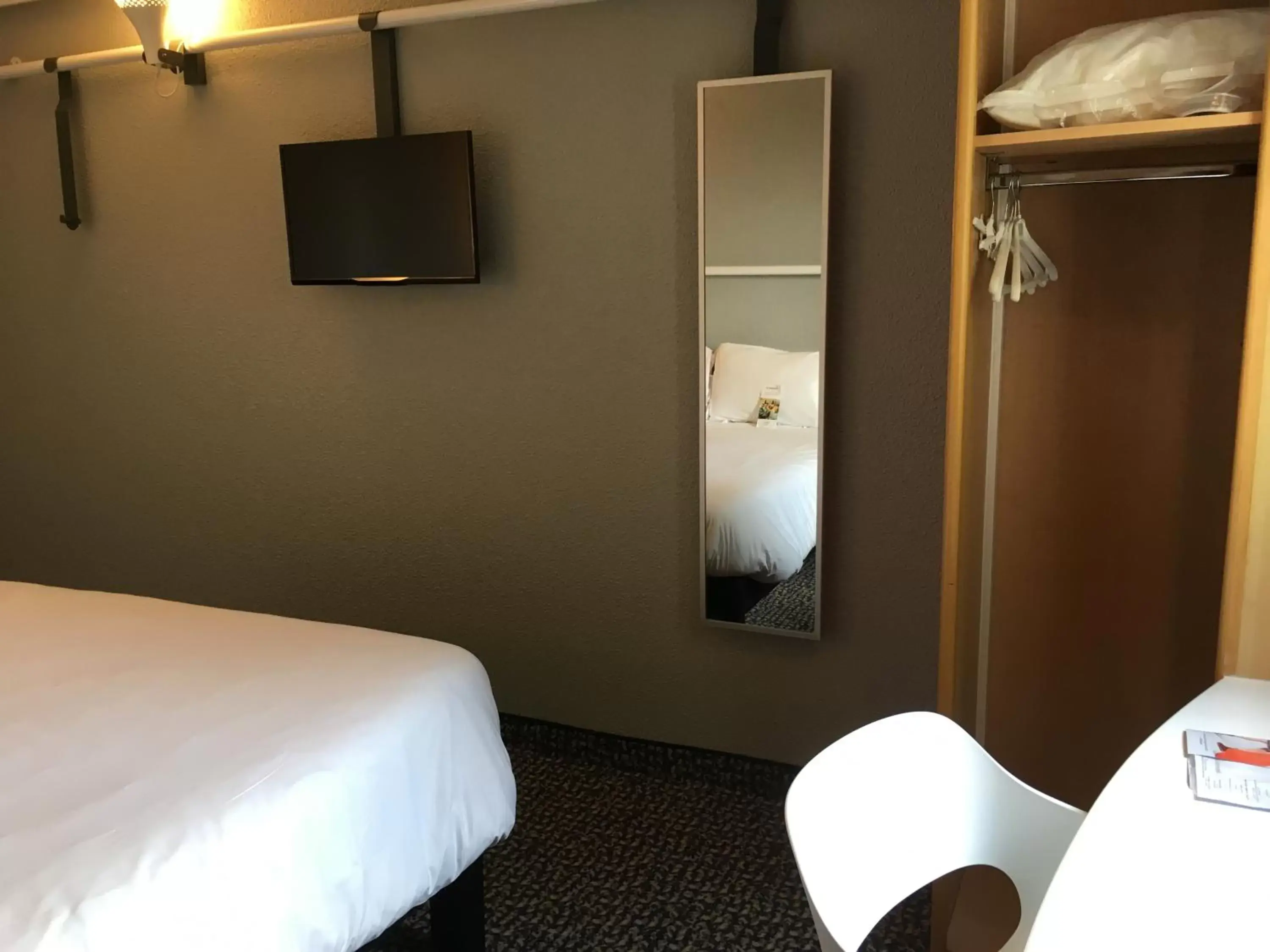 Bed, TV/Entertainment Center in ibis Abbeville