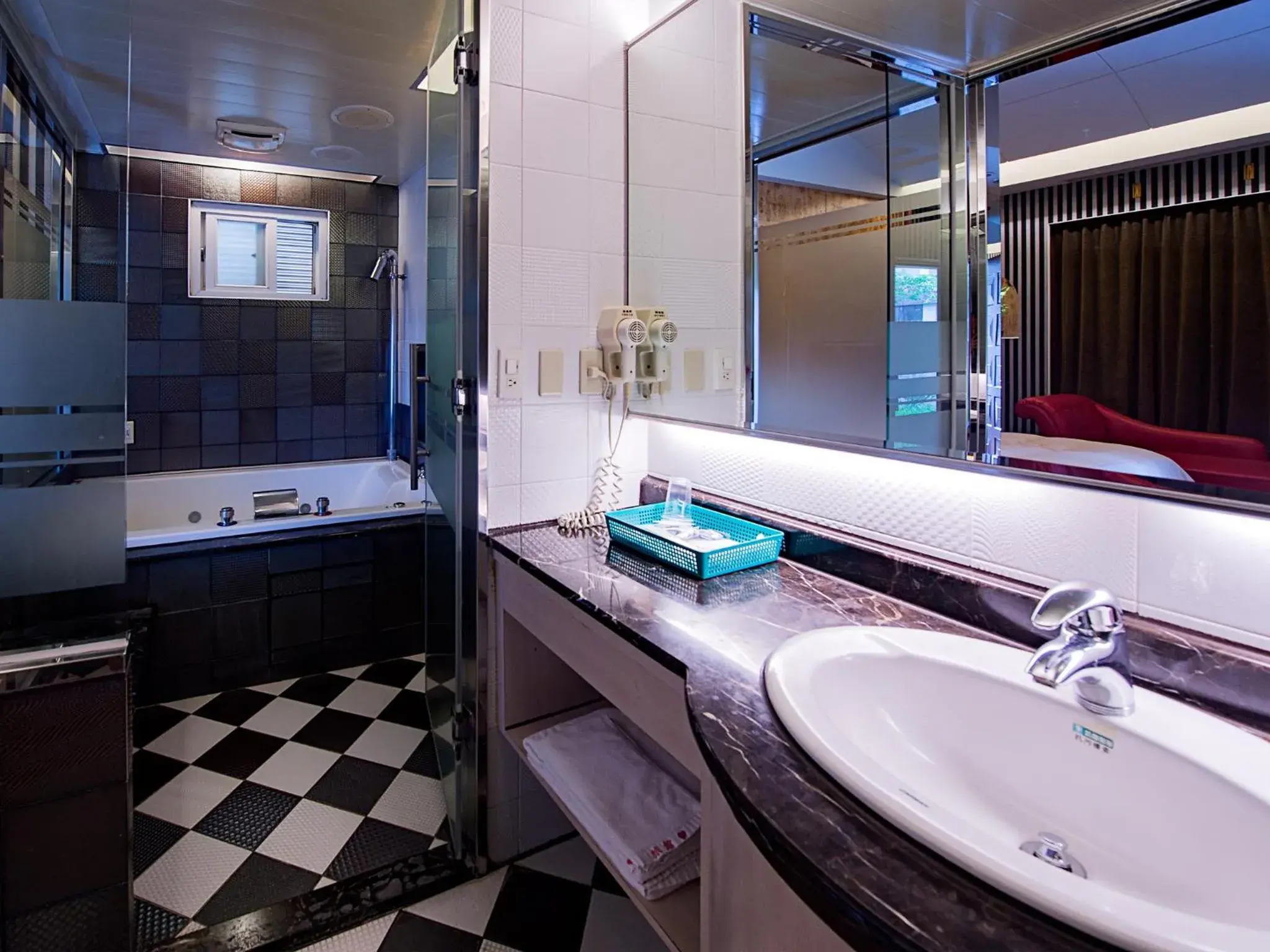 Hot Tub, Bathroom in Laiyin Motel