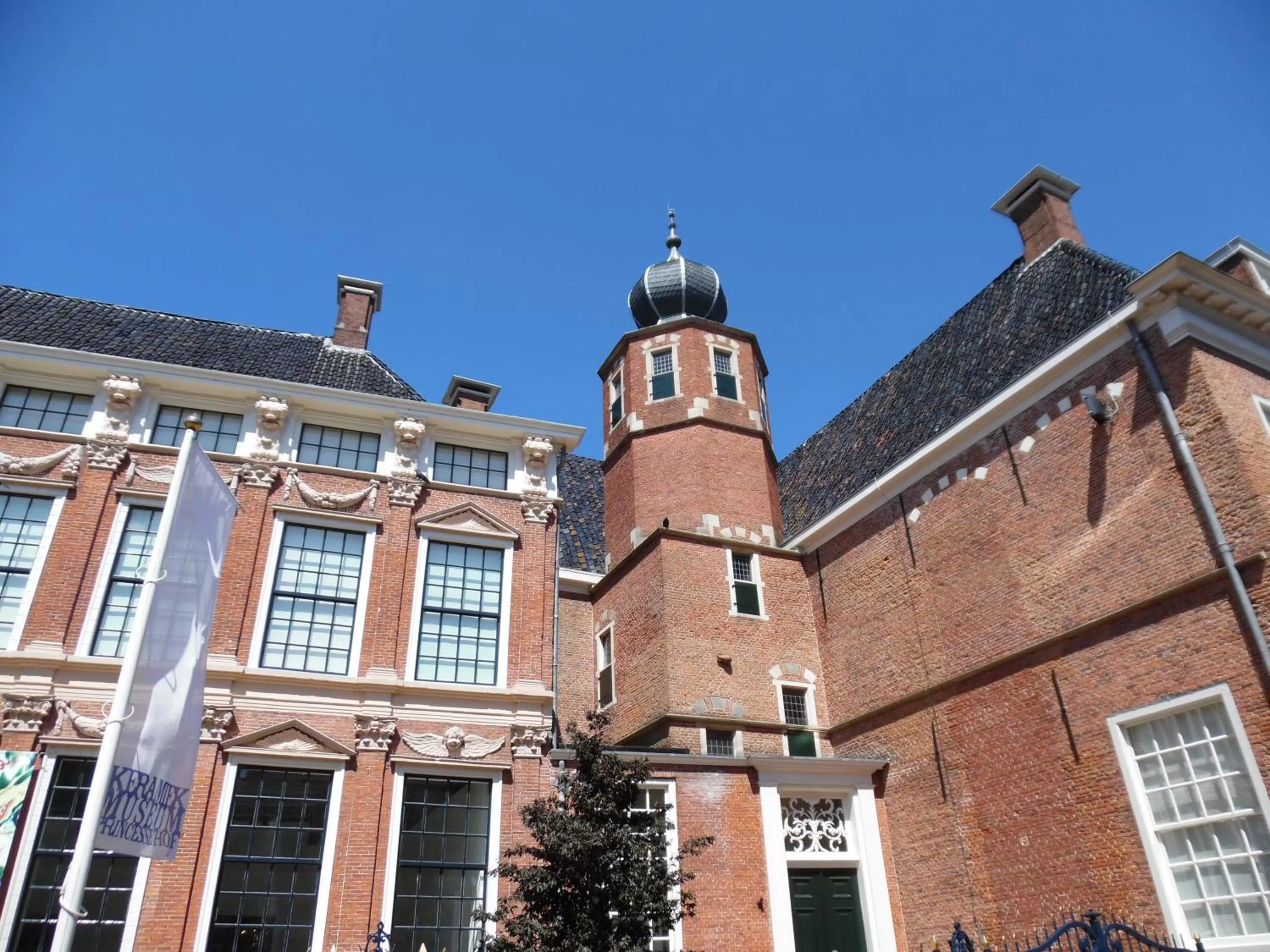 Nearby landmark in Hus