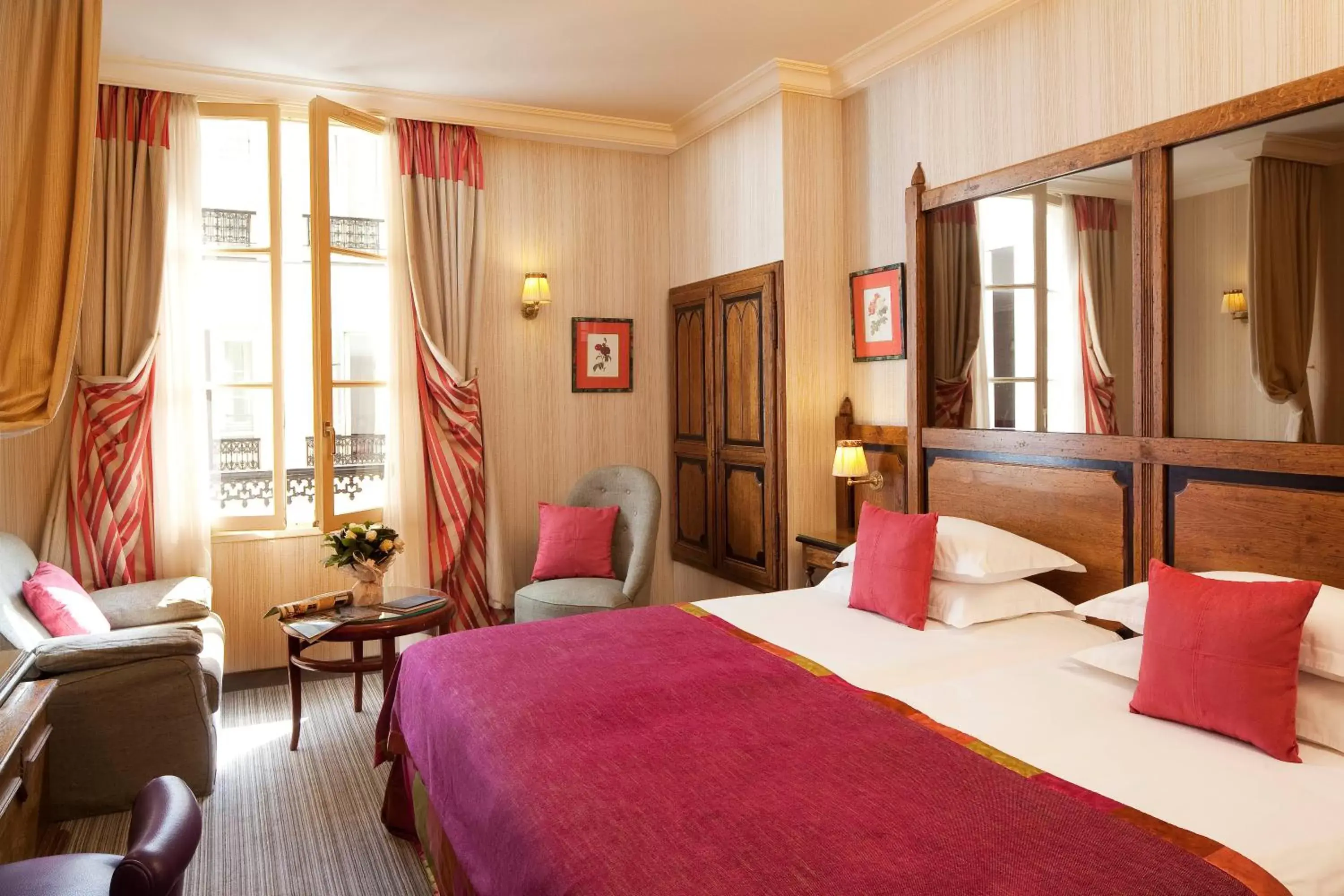 Photo of the whole room, Bed in Au Manoir Saint Germain