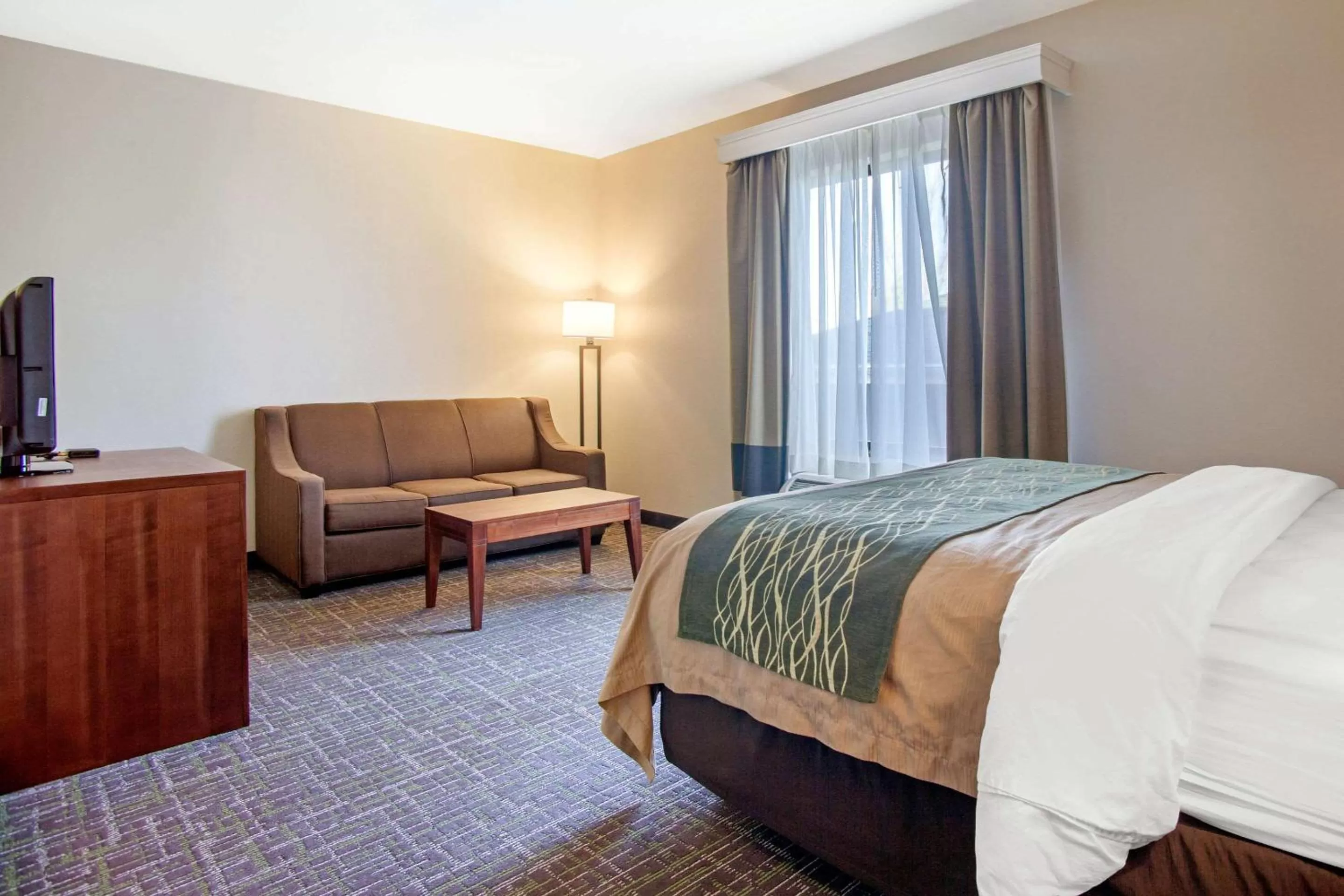 Photo of the whole room, Bed in Comfort Inn & Suites Norman near University