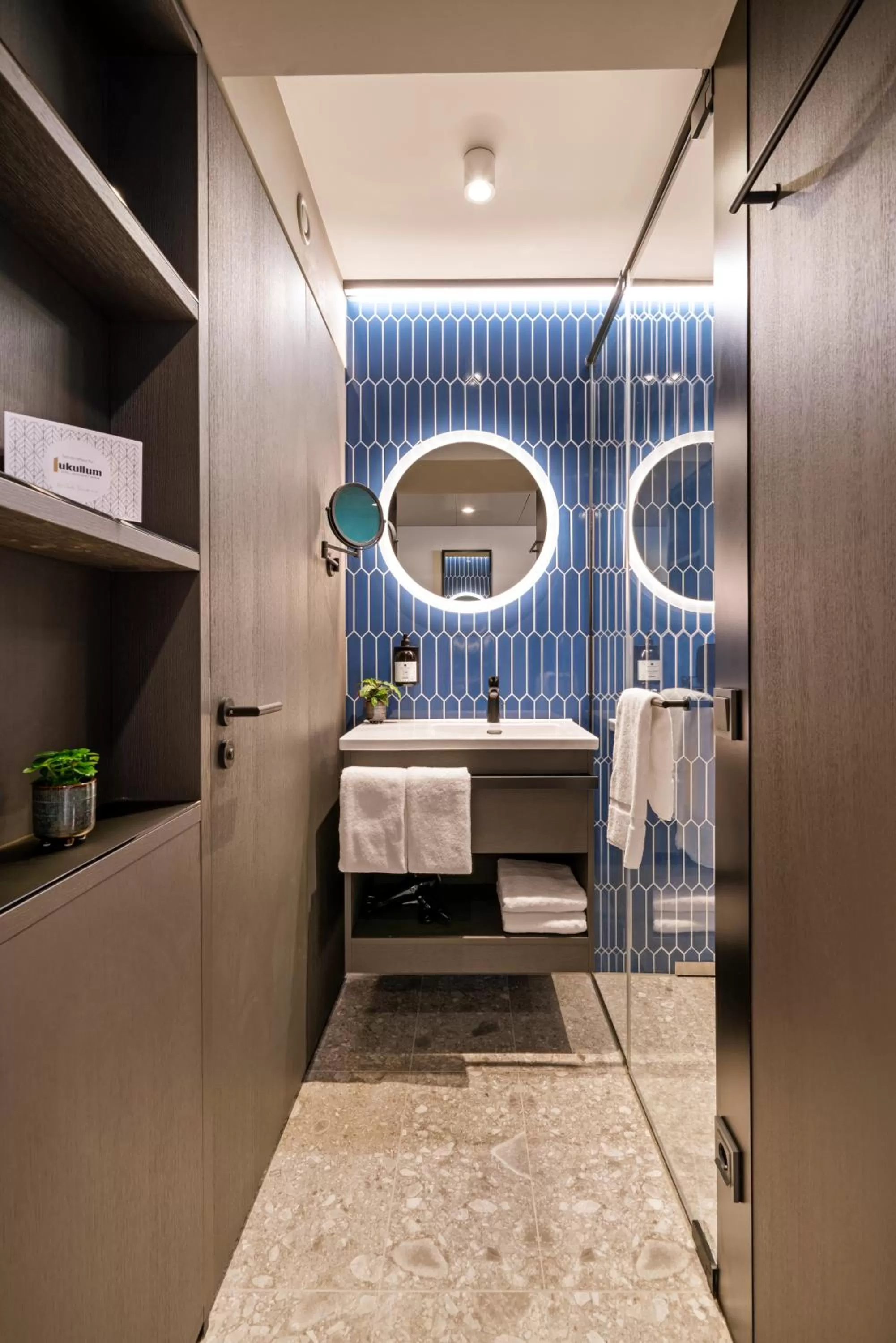 Bathroom, Bed in Lukullum