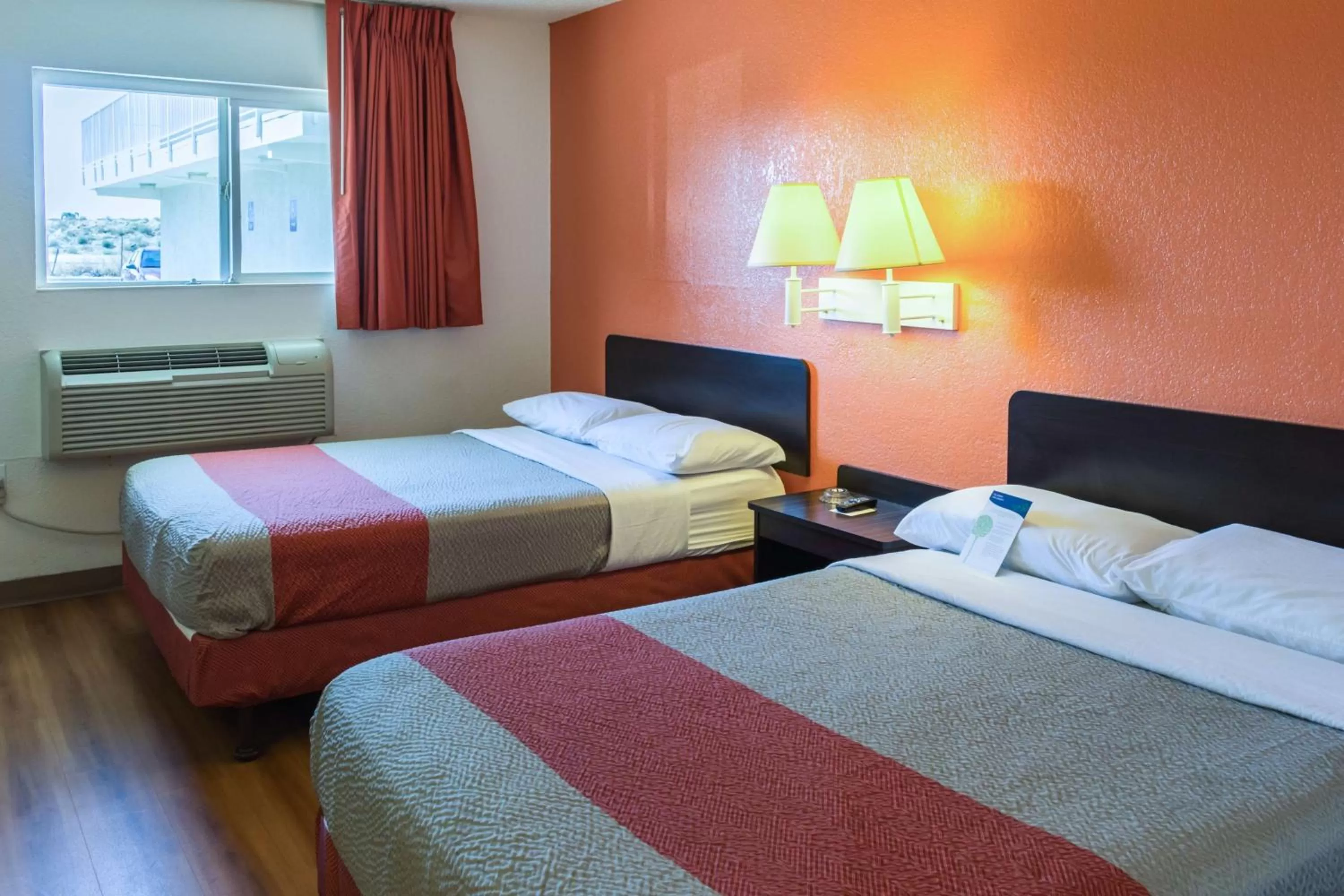 TV and multimedia, Bed in Motel 6-Bakersfield, CA - East