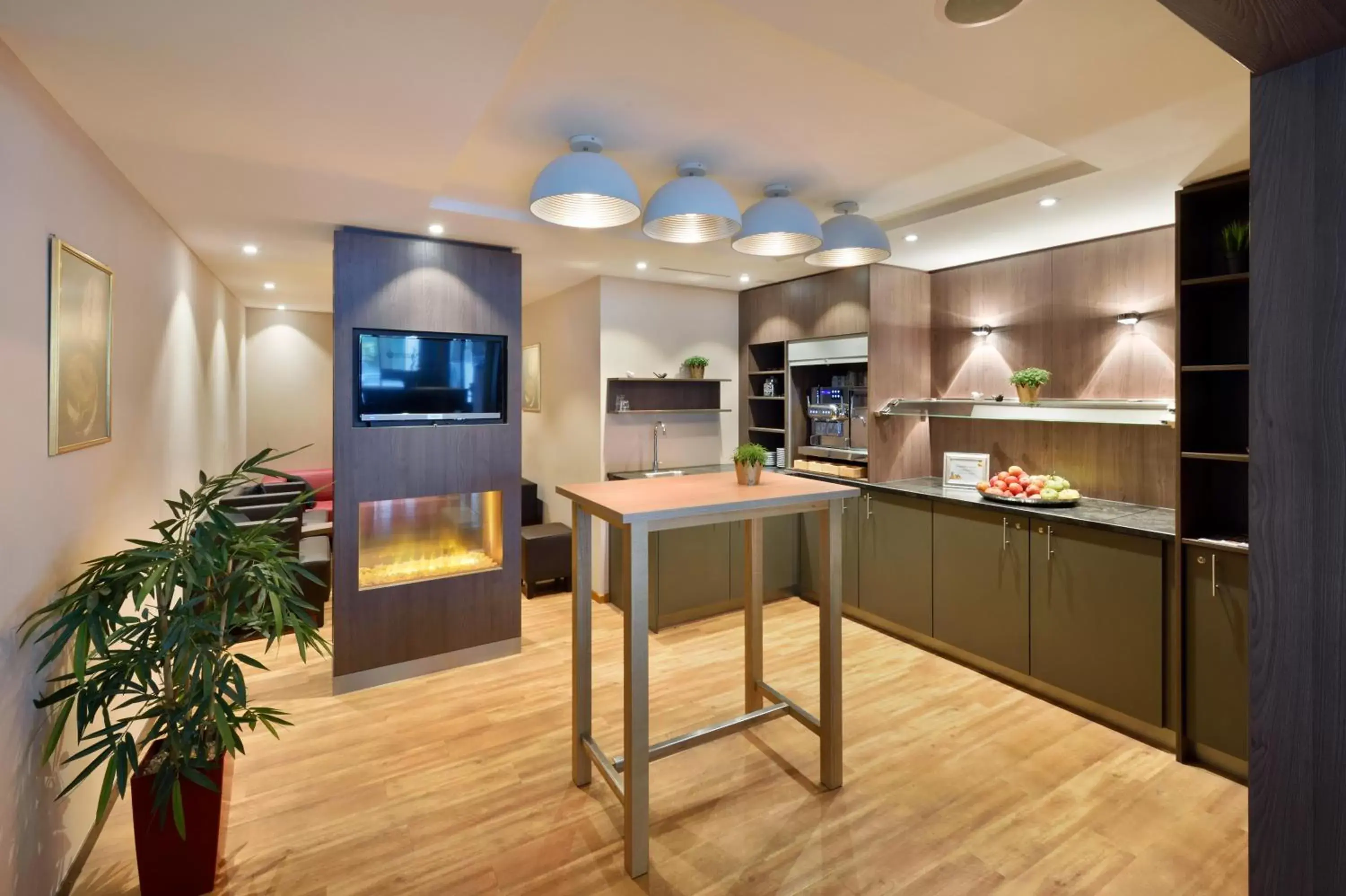 Lobby or reception, Kitchen/Kitchenette in City Hotel Biel Bienne Free Parking