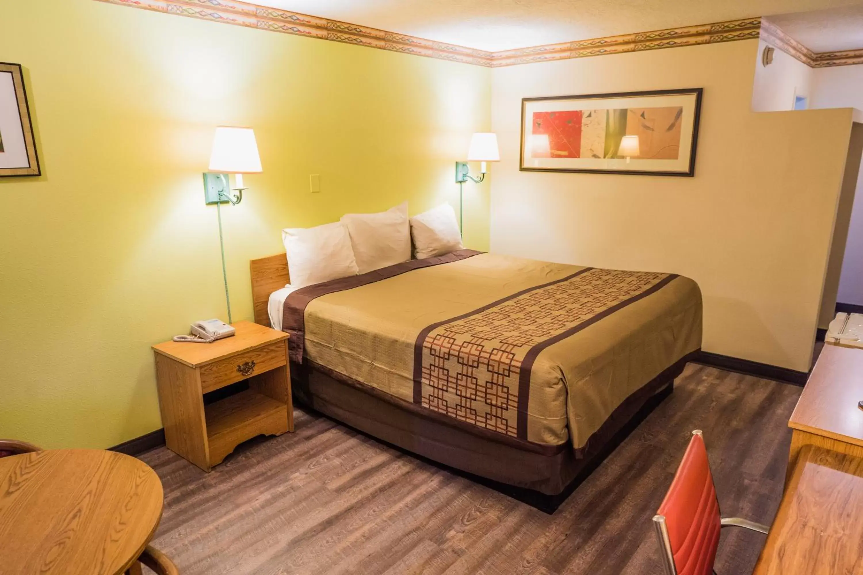 Bedroom, Bed in Rodeway Inn Albuquerque Downtown on Rt 66 Bedroom, Bed in Rodeway Inn Albuquerque Downtown on Rt 66