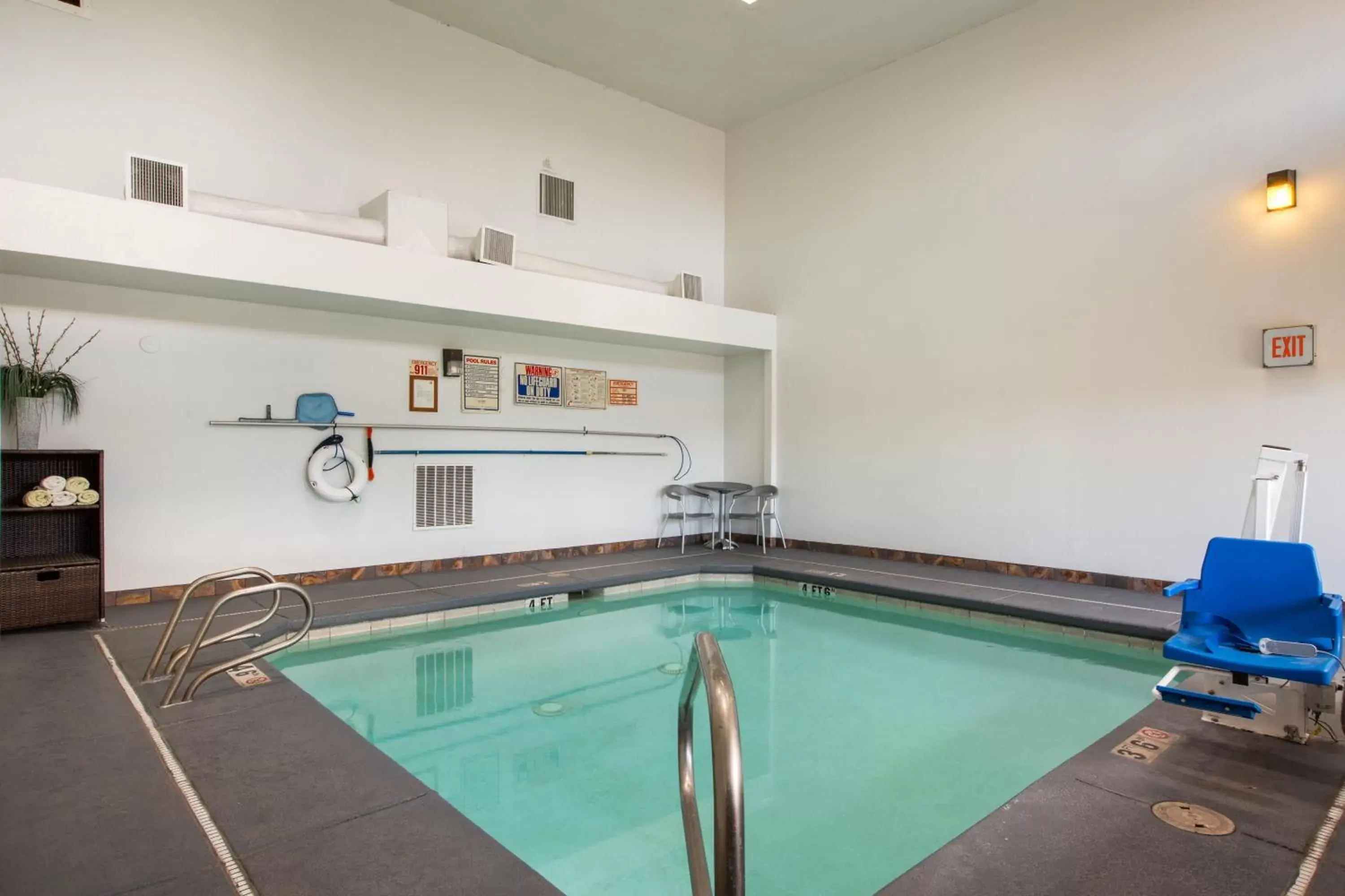 Pool view, Swimming Pool in Sandia Peak Inn at Old Town Albuquerque