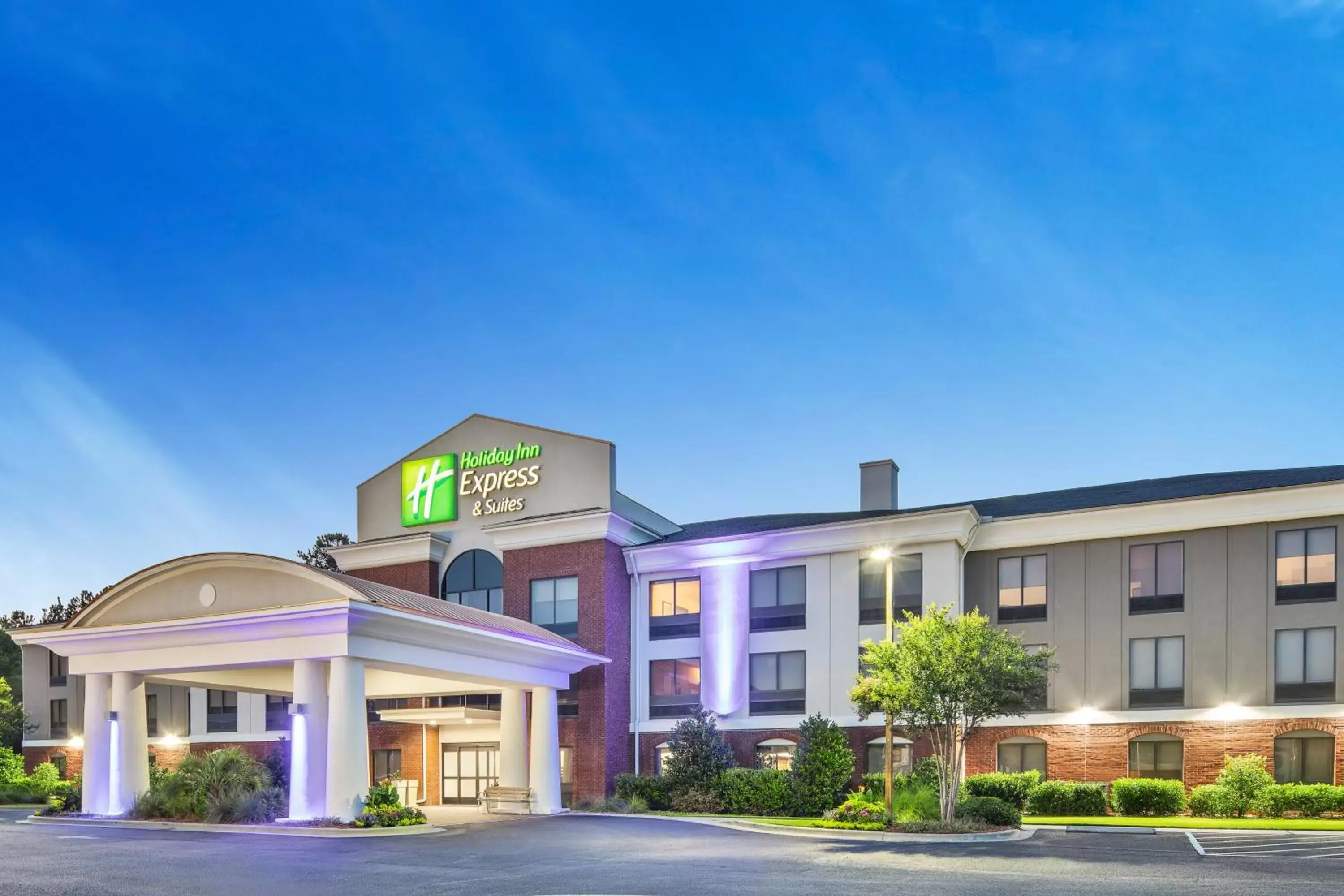 Property Building in Holiday Inn Express & Suites - Hardeeville-Hilton Head, an IHG Hotel