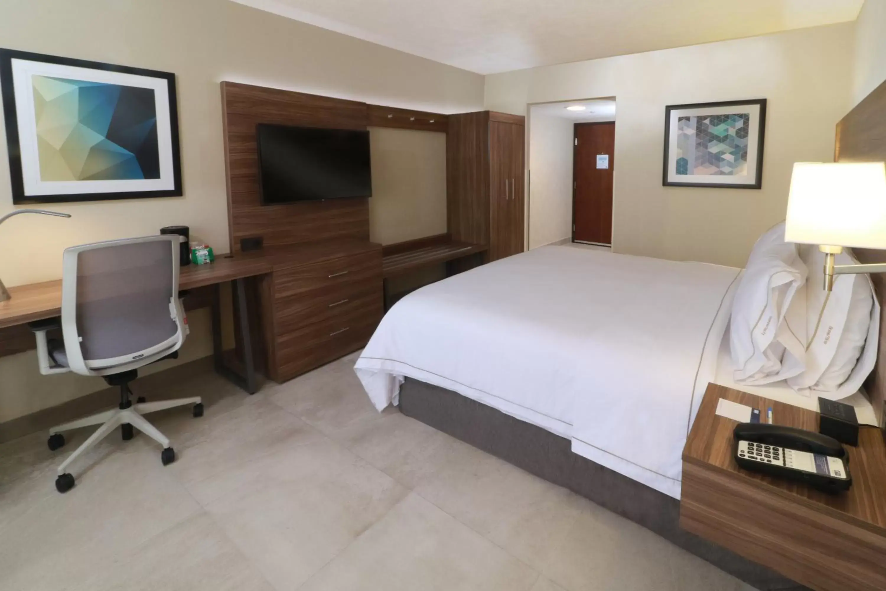 Photo of the whole room, Bed in Holiday Inn Express Guadalajara Aeropuerto, an IHG Hotel