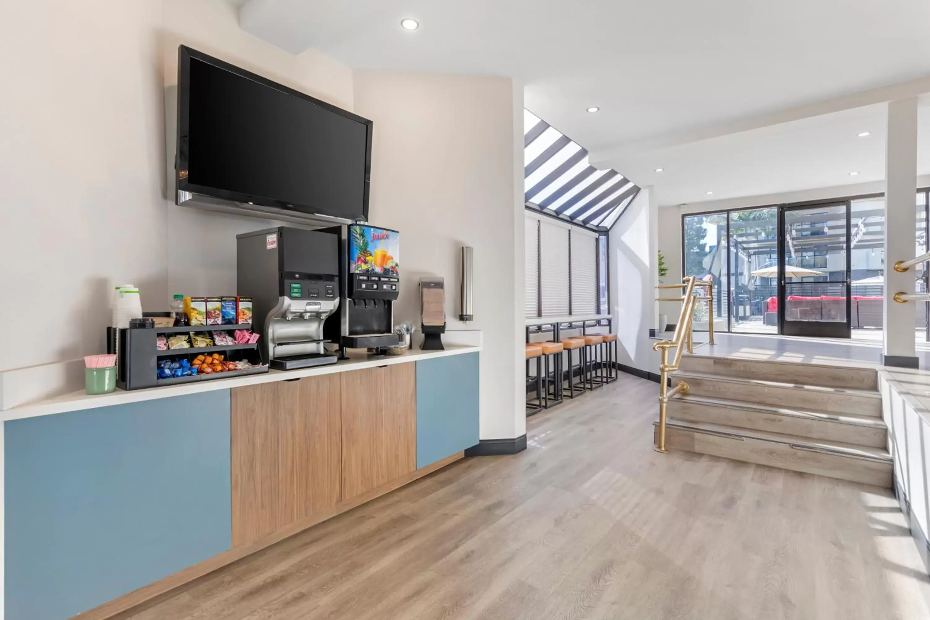 Coffee/tea facilities in Quality Inn & Suites Irvine Spectrum