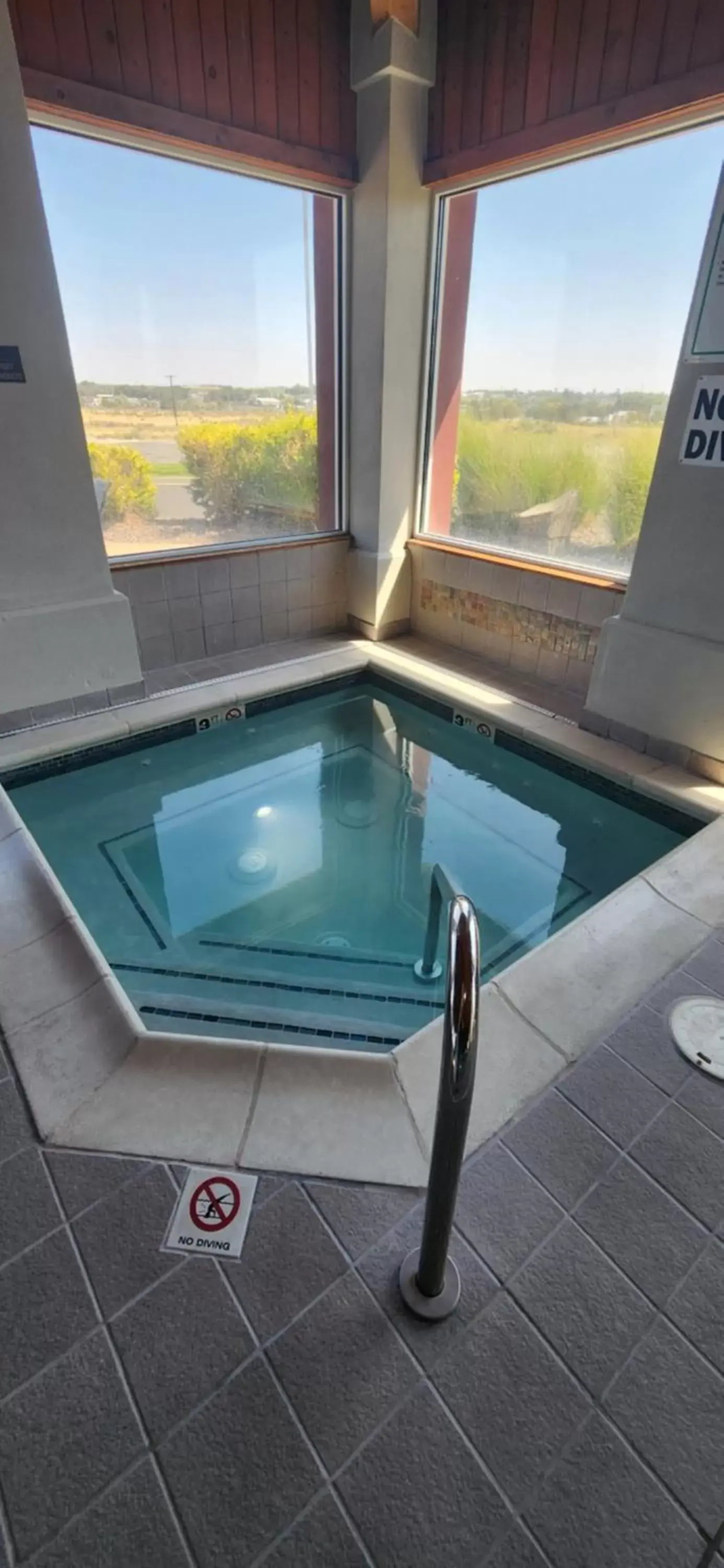 Hot Tub, Swimming Pool in Ten Pin Inn & Suites
