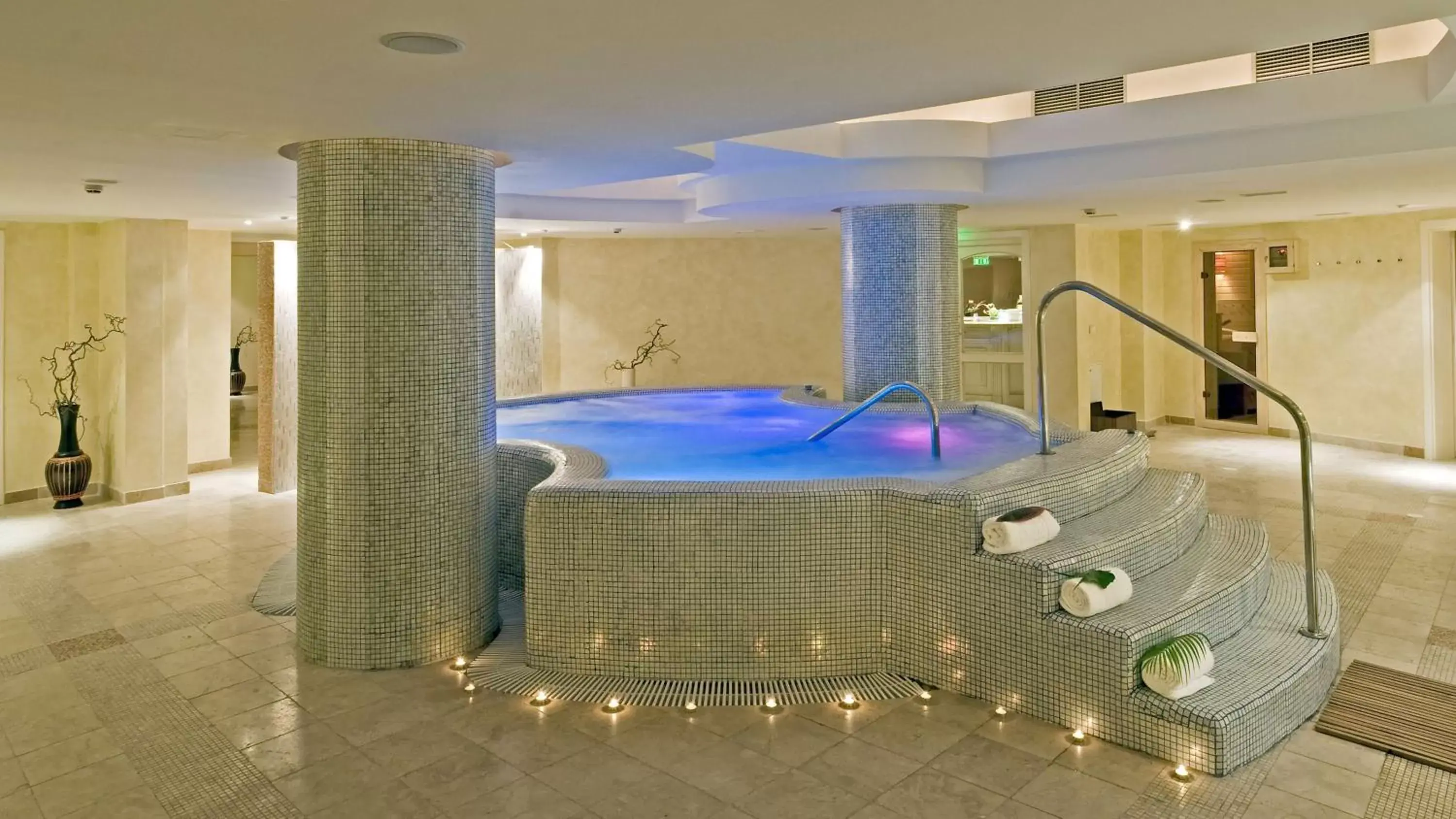 Hot Tub, Swimming Pool in Hilton Sibiu