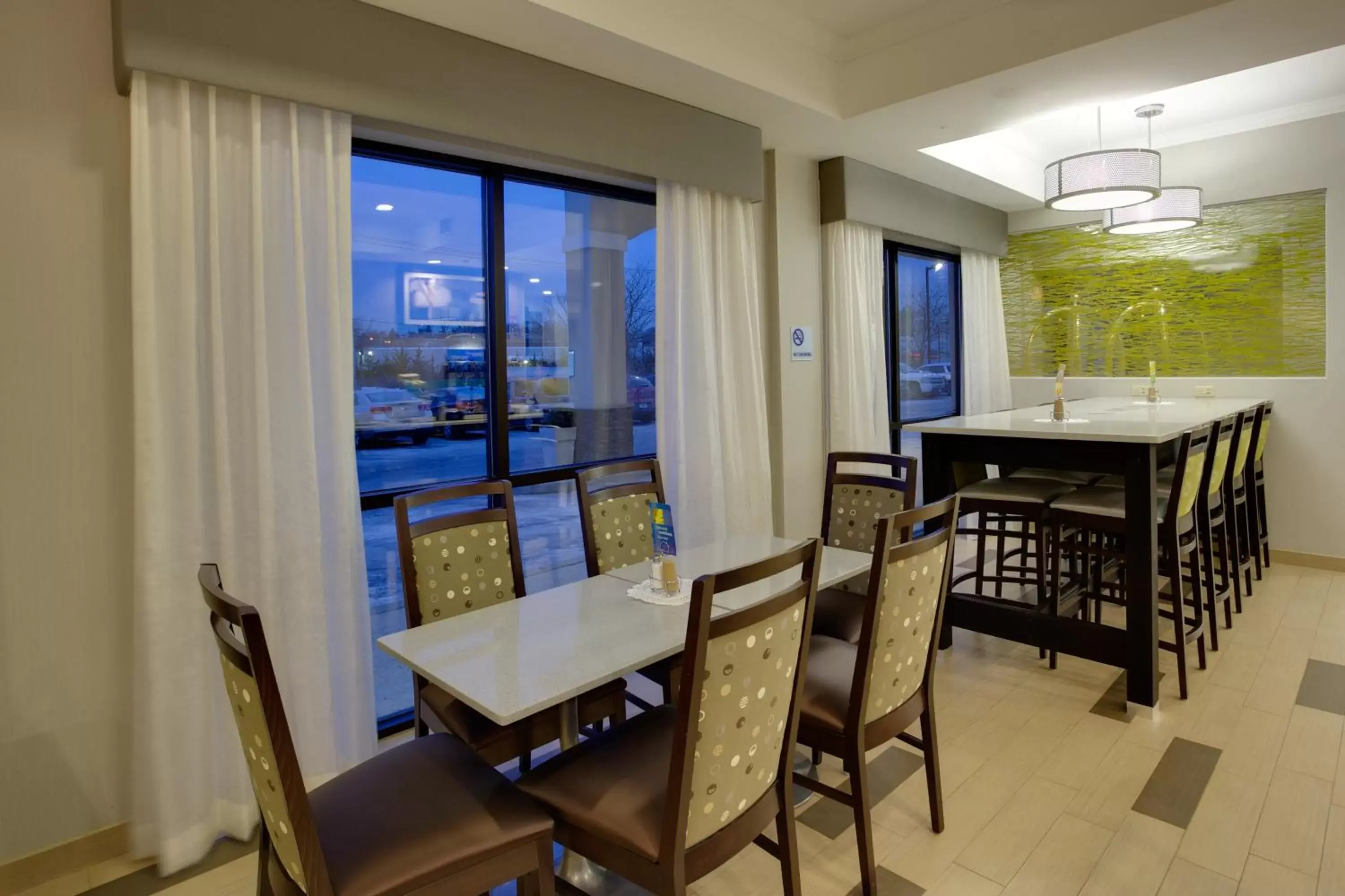 Breakfast, Dining Area in Holiday Inn Express Hotel & Suites Meadowlands Area, an IHG Hotel