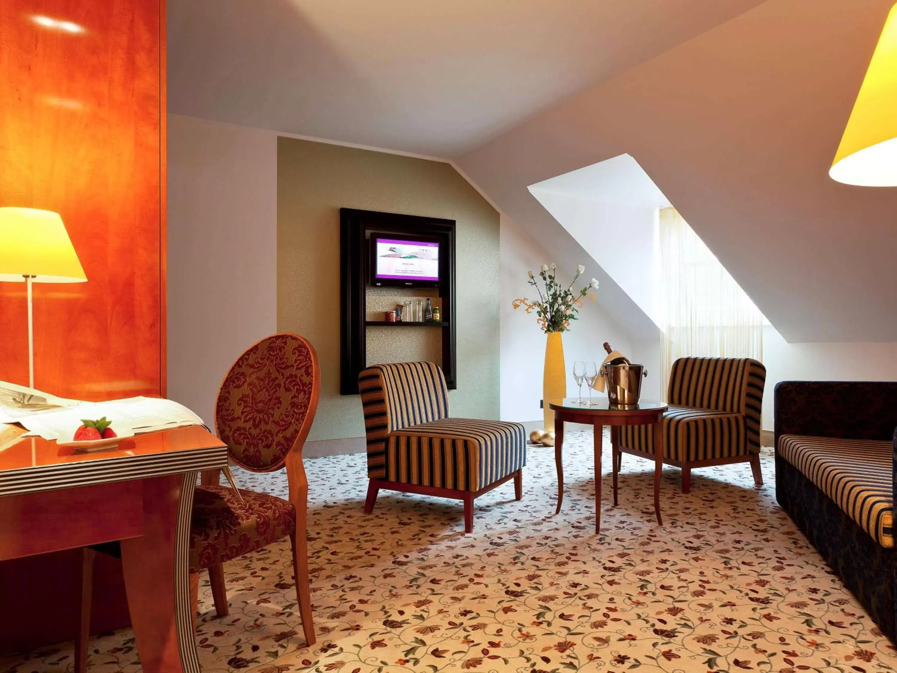 Photo of the whole room, Seating Area in Mercure Grand Hotel Biedermeier Wien