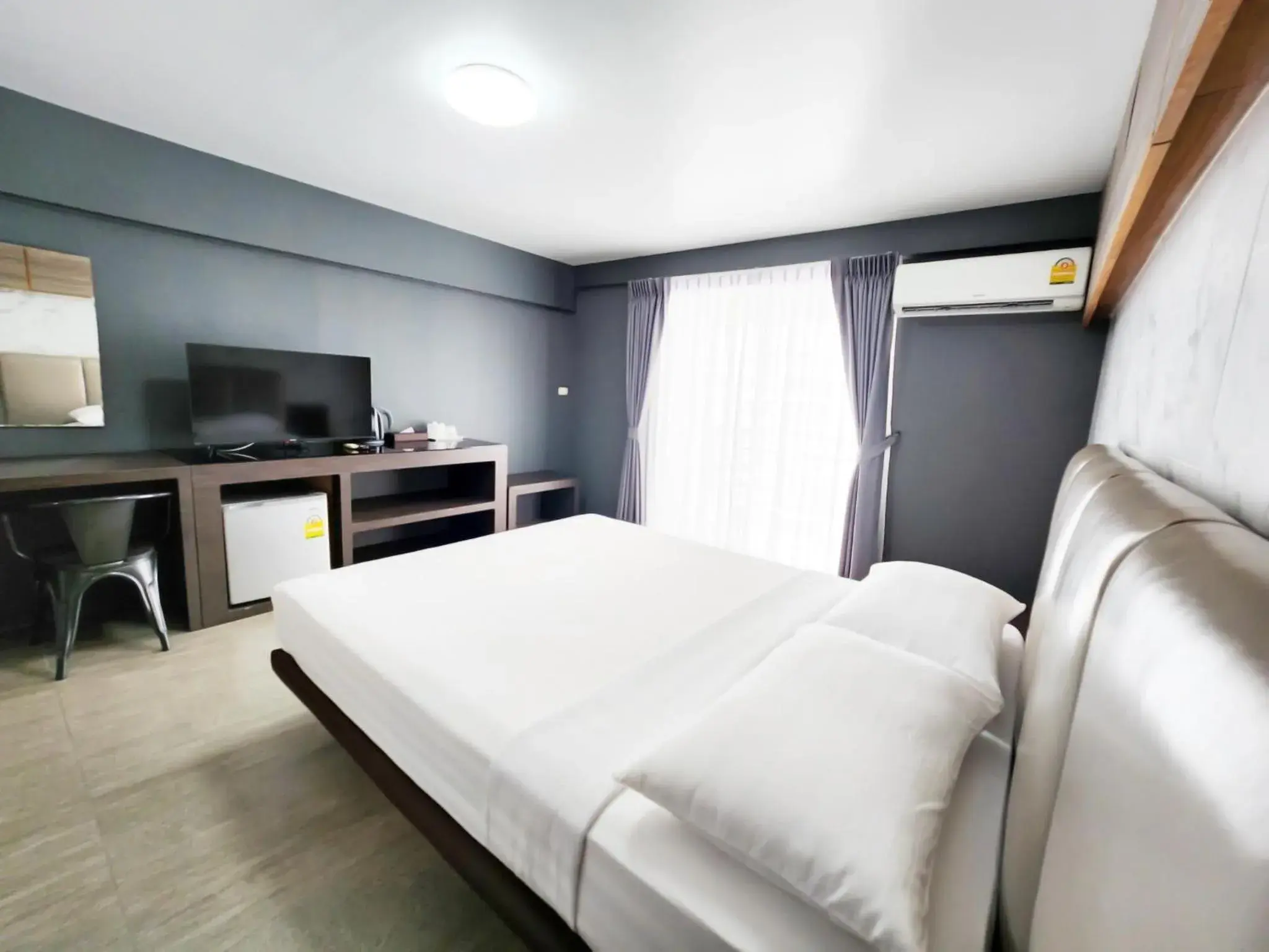 Bed, TV/Entertainment Center in Watana Hotel