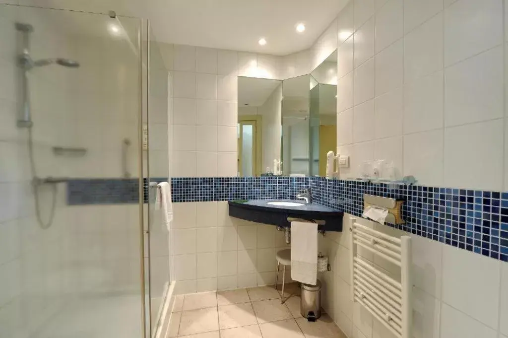 Shower, Bathroom in Bes Hotel Bergamo Ovest