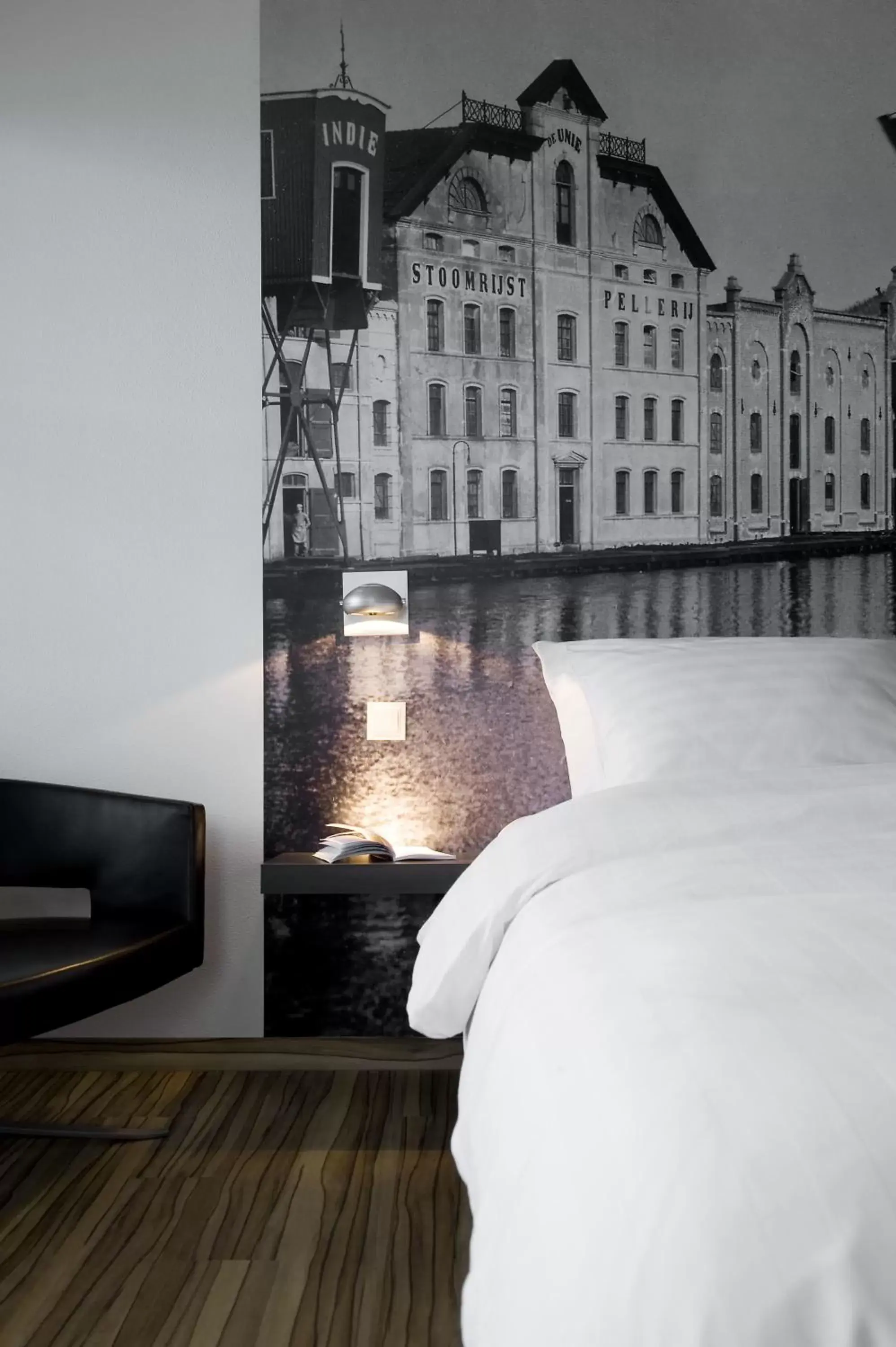 Bed, Property Building in Inntel Hotels Amsterdam Zaandam