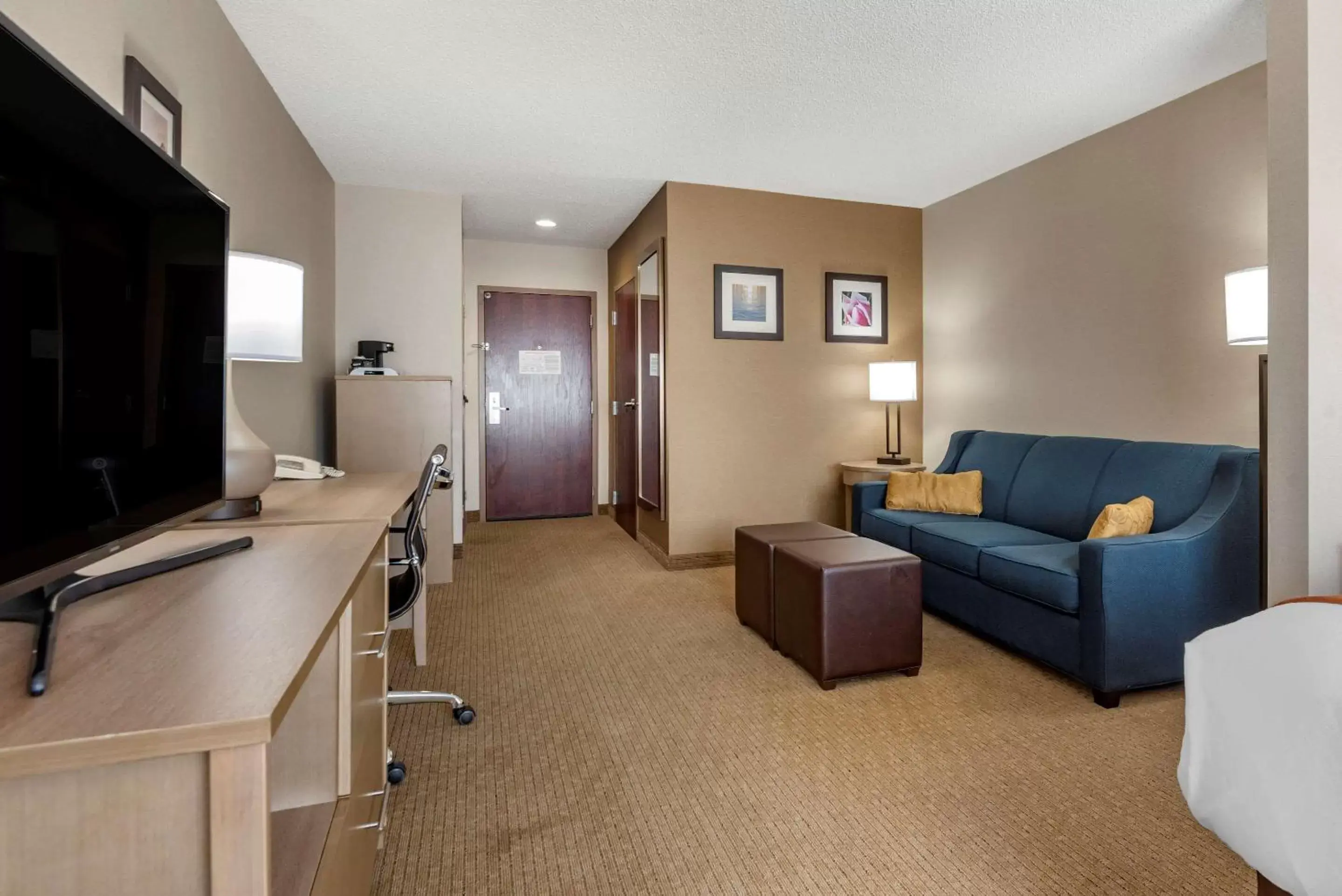 Photo of the whole room, Seating Area in Comfort Inn & Suites Farmington - Victor