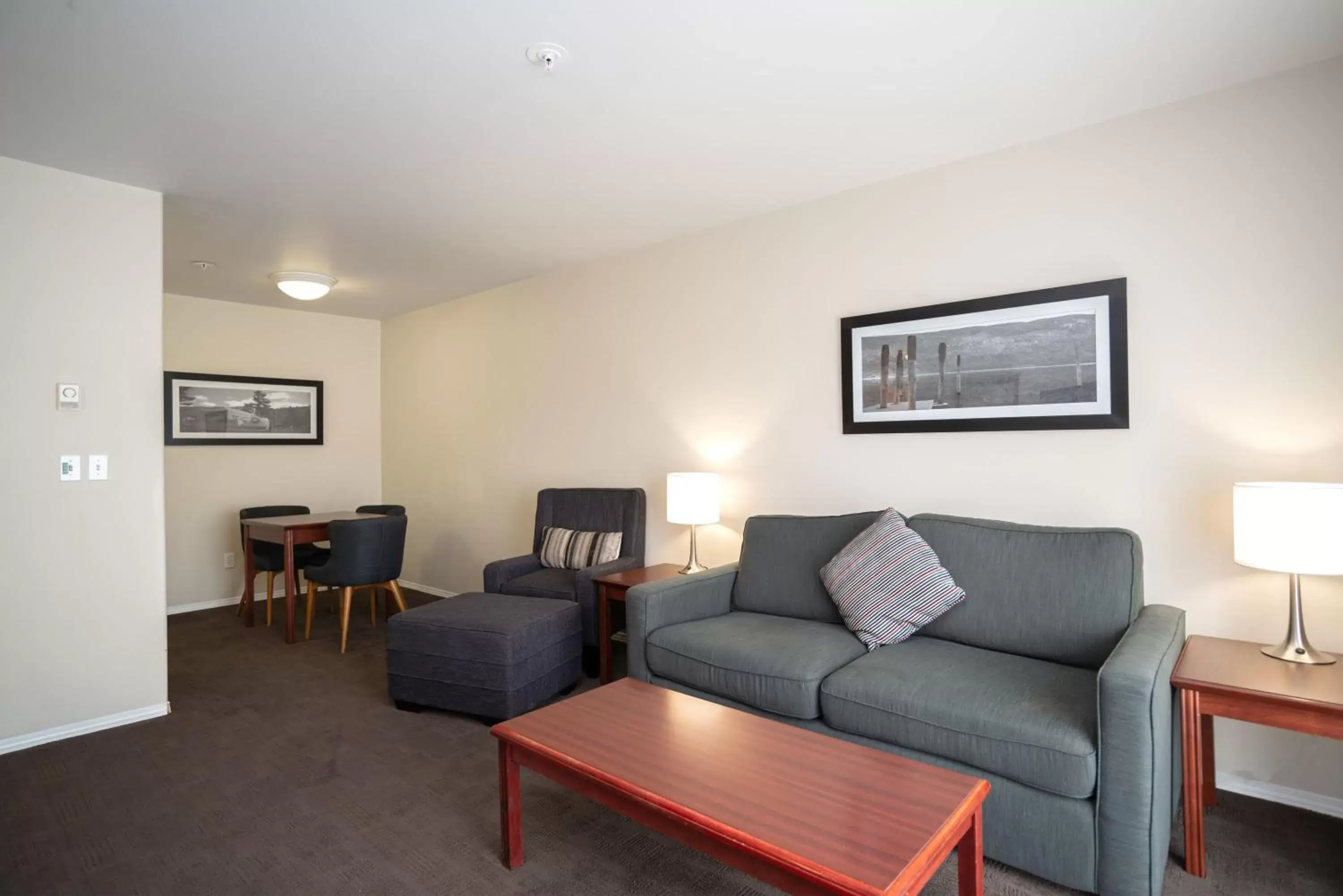 Bedroom, Seating Area in Sandman Hotel & Suites Williams Lake