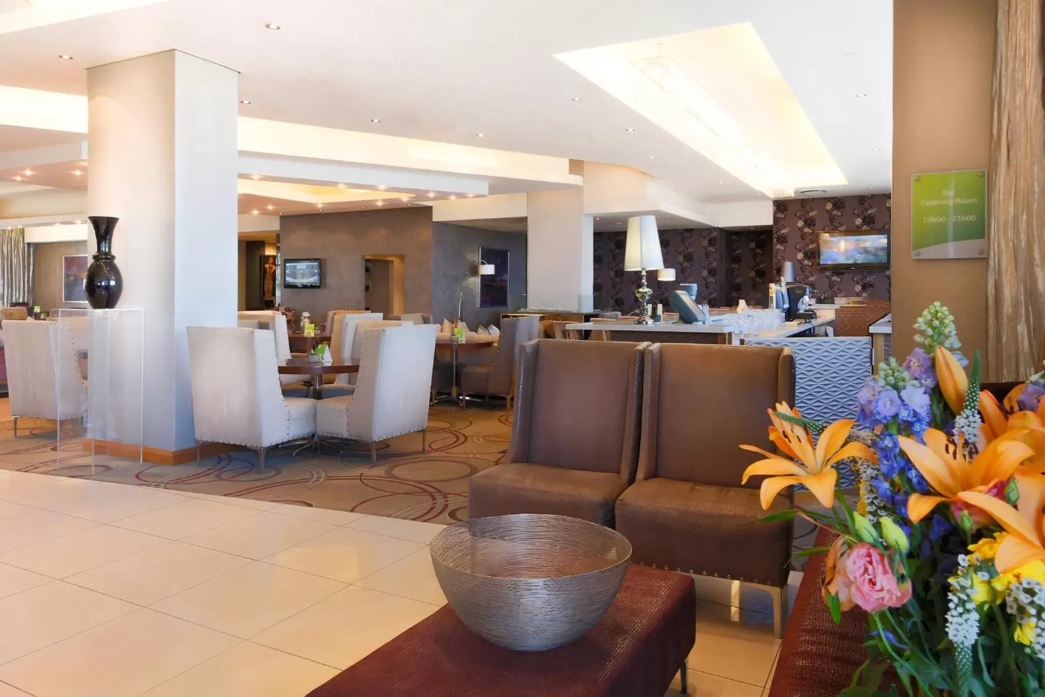 Lounge or bar, Lobby/Reception in Holiday Inn Johannesburg-Rosebank, an IHG Hotel