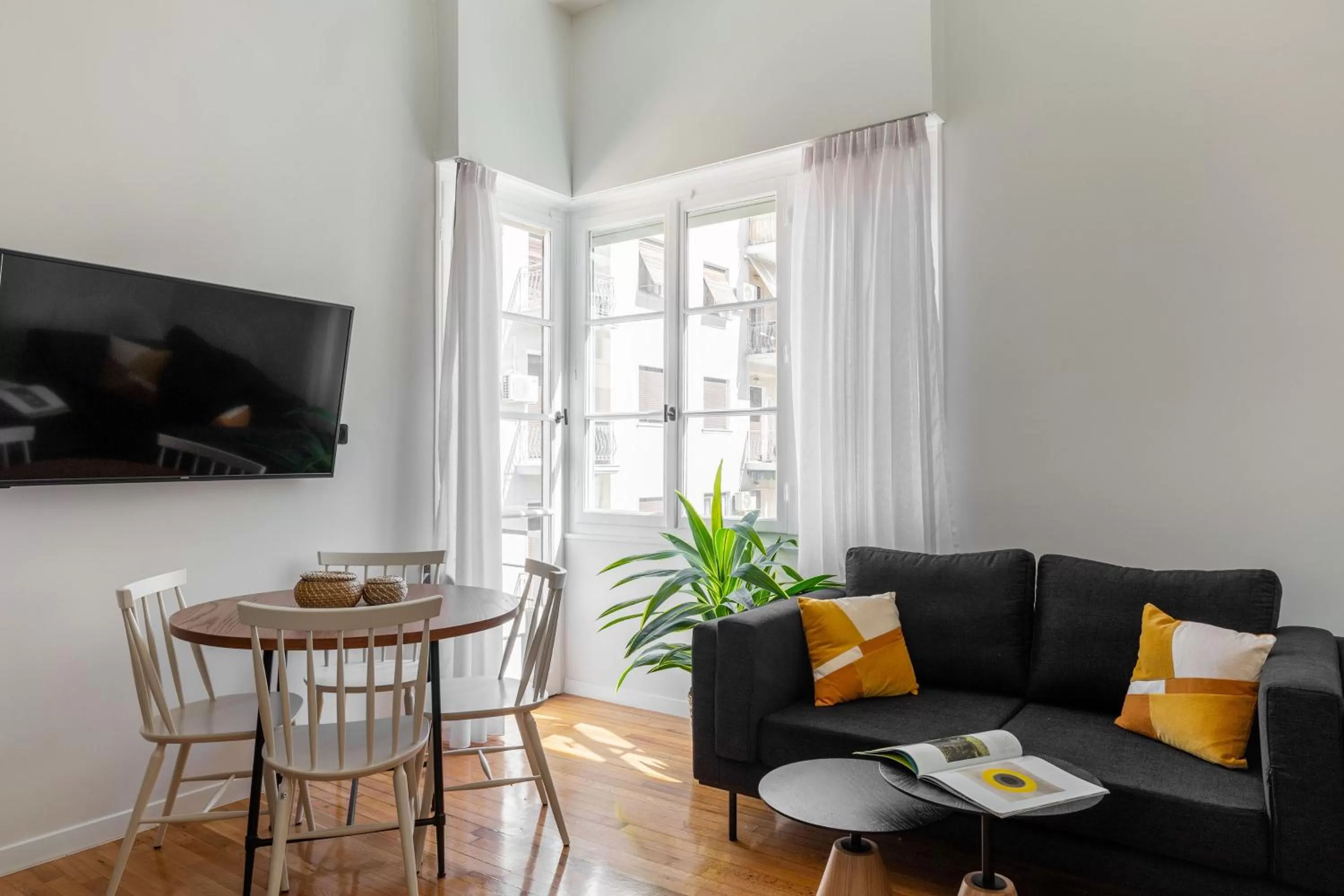 Living room, Seating Area in ZOIA The Met by UPSTREET