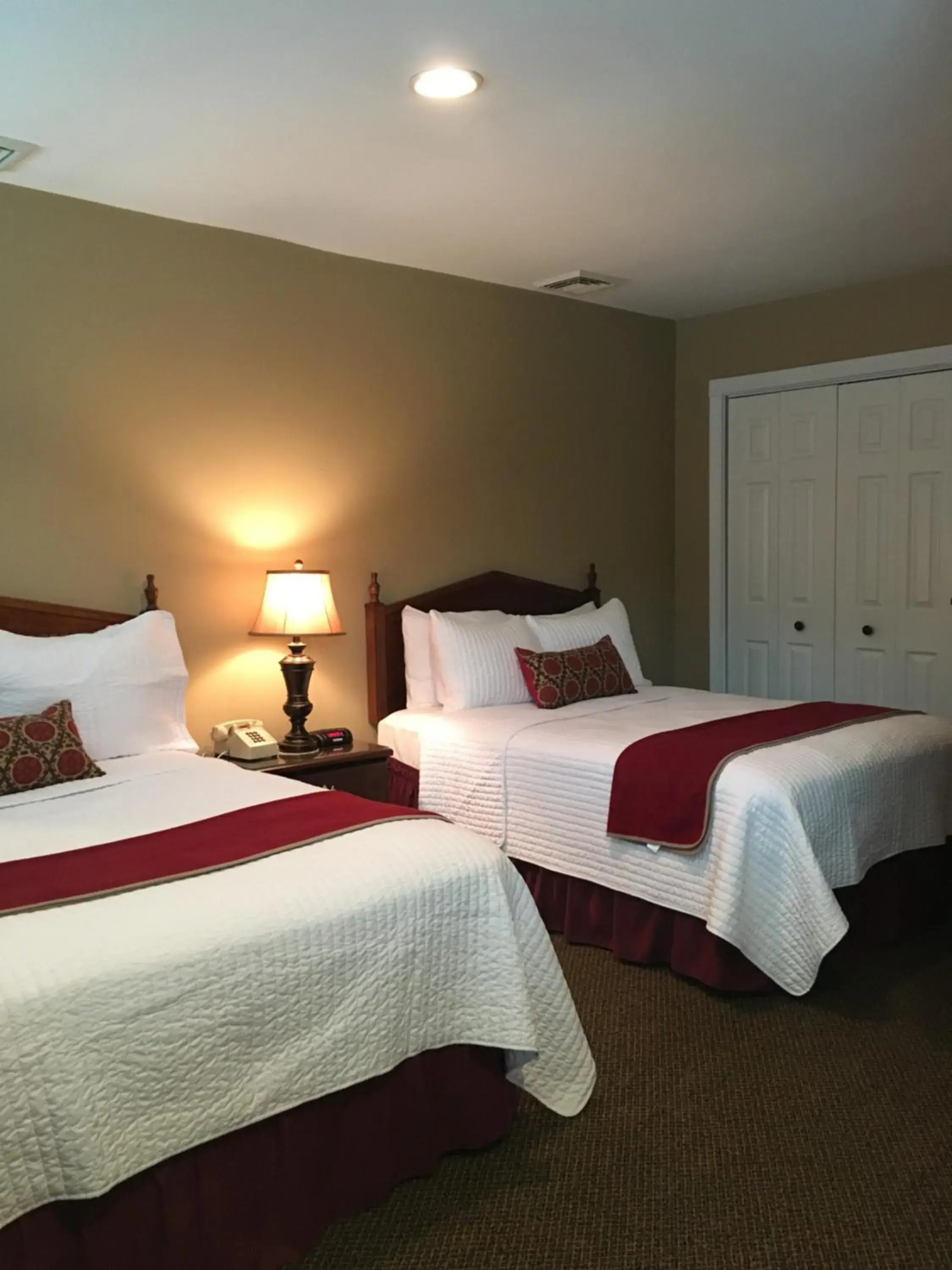 Bedroom, Bed in Whitman Motor Lodge