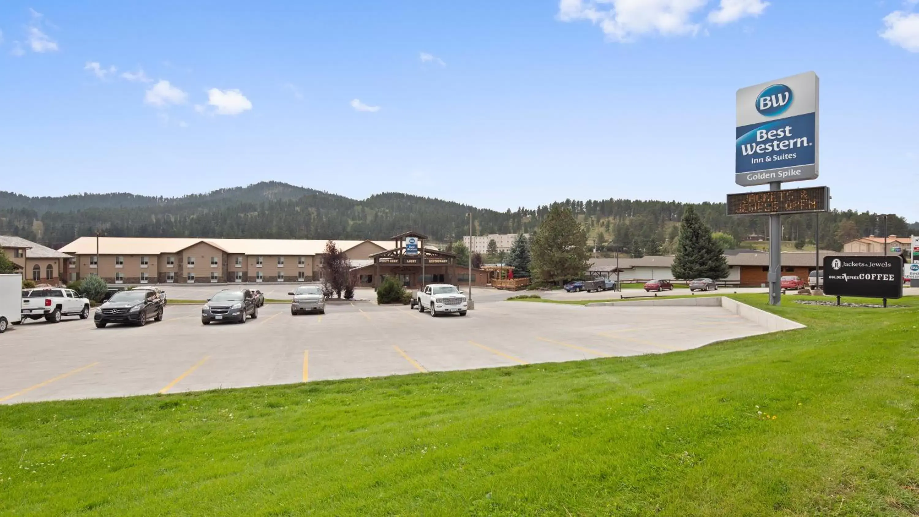 Facade/entrance, Property Building in Best Western Golden Spike Inn & Suites