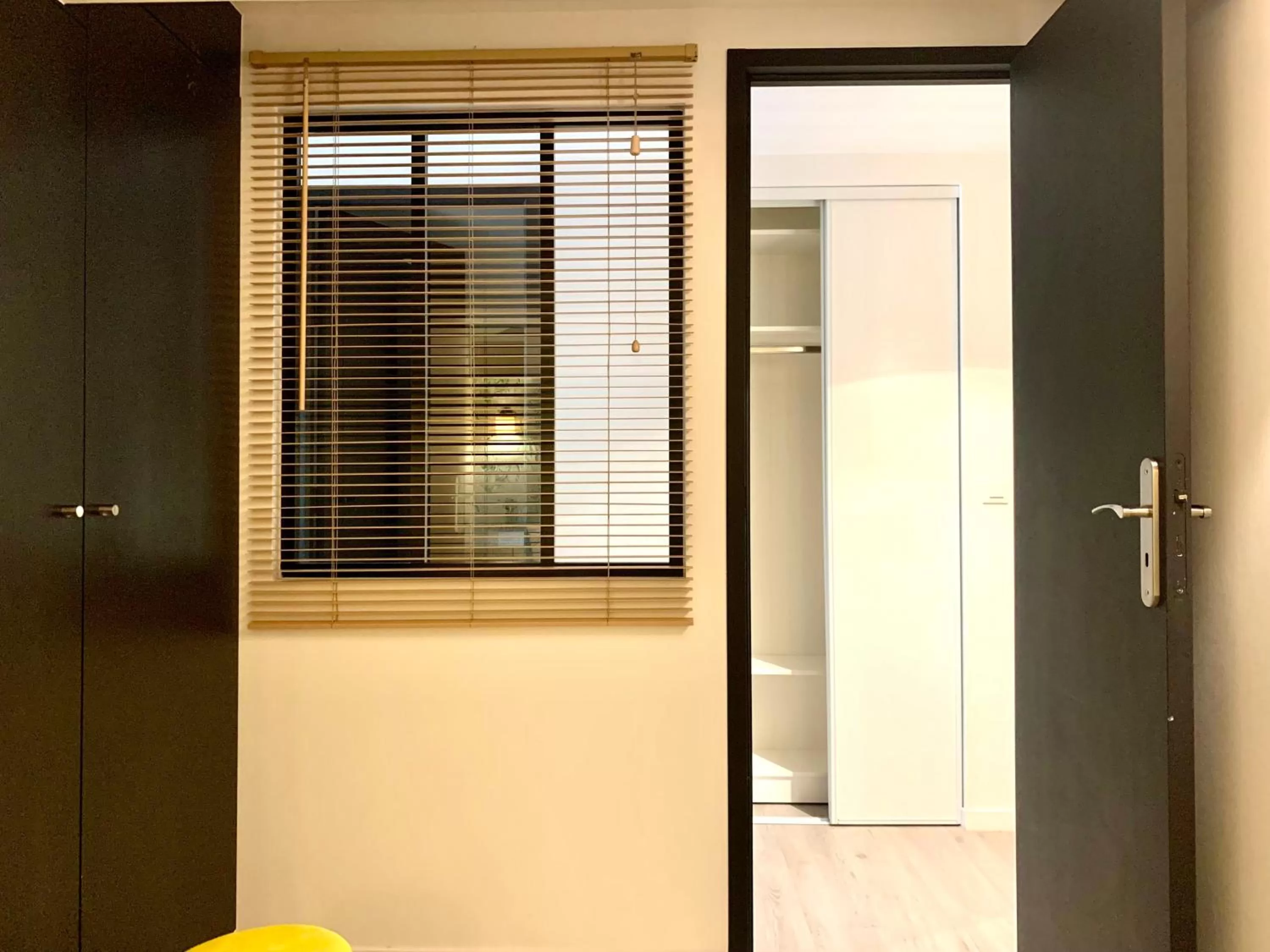 wardrobe in City Affaire, Petit déjeuner OFFERT en Hypercentre