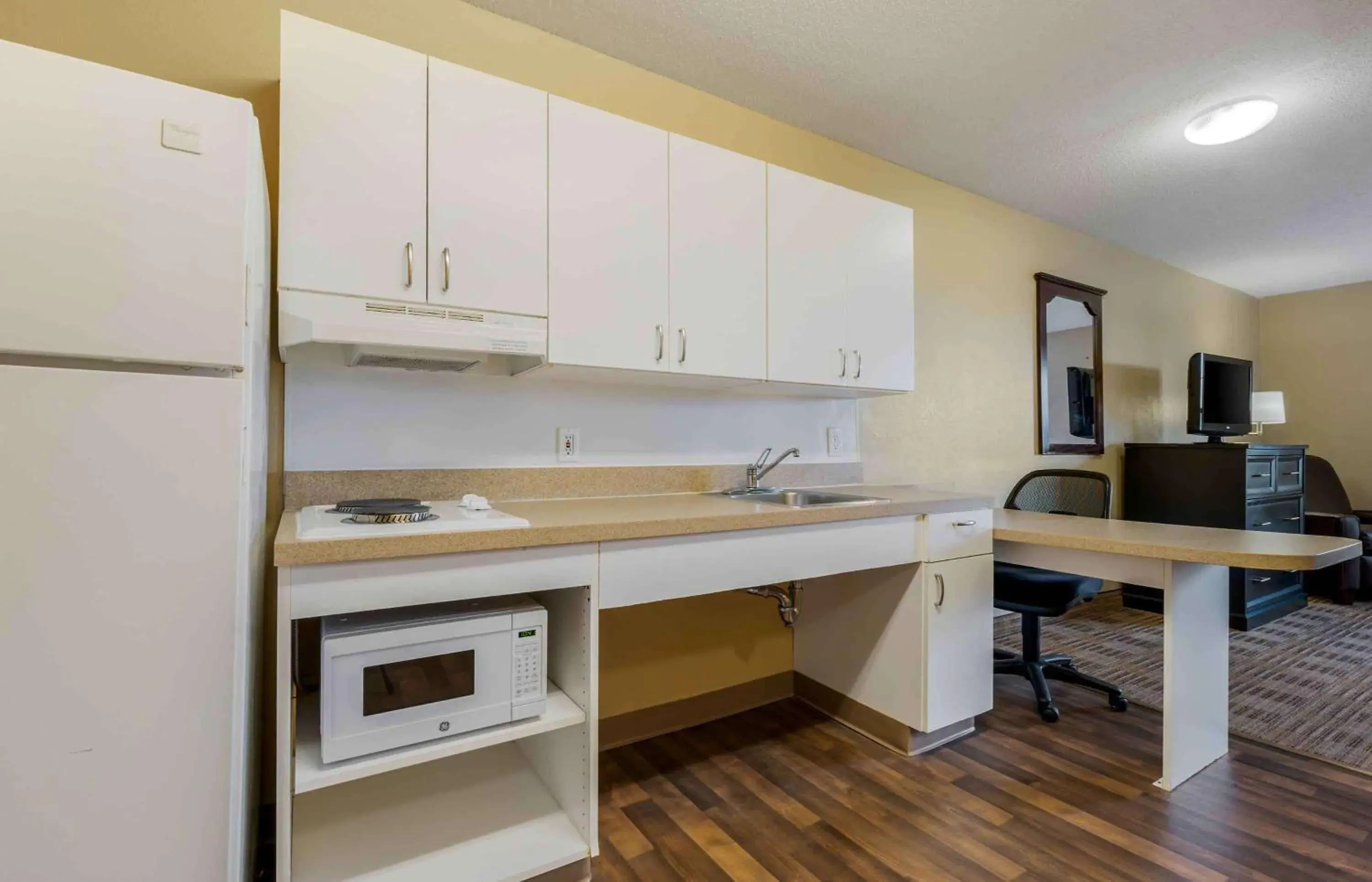 Bedroom, Kitchen/Kitchenette in Extended Stay America Suites - Chicago - Gurnee