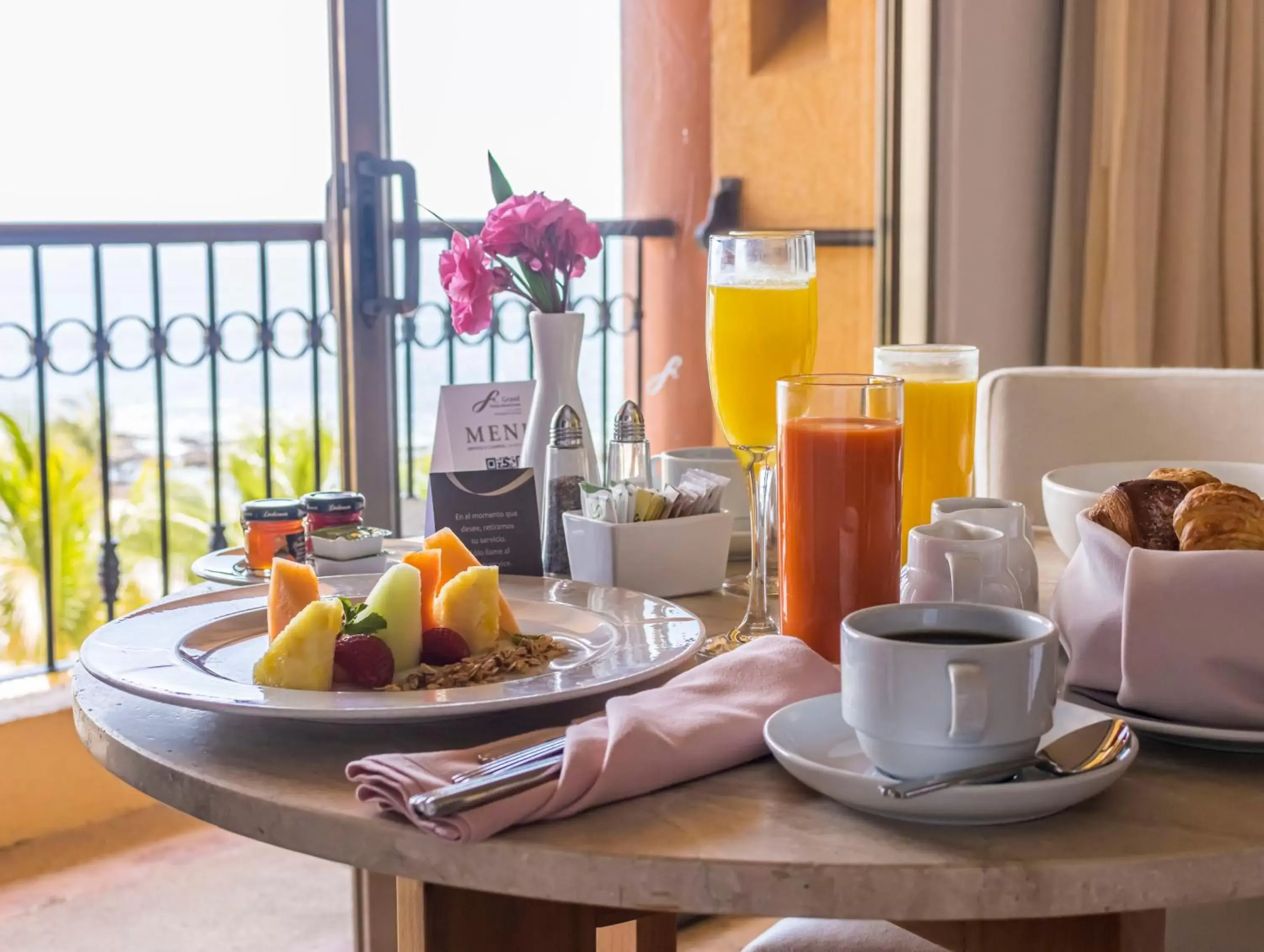 room service in Grand Fiesta Americana Los Cabos All Inclusive Golf & Spa