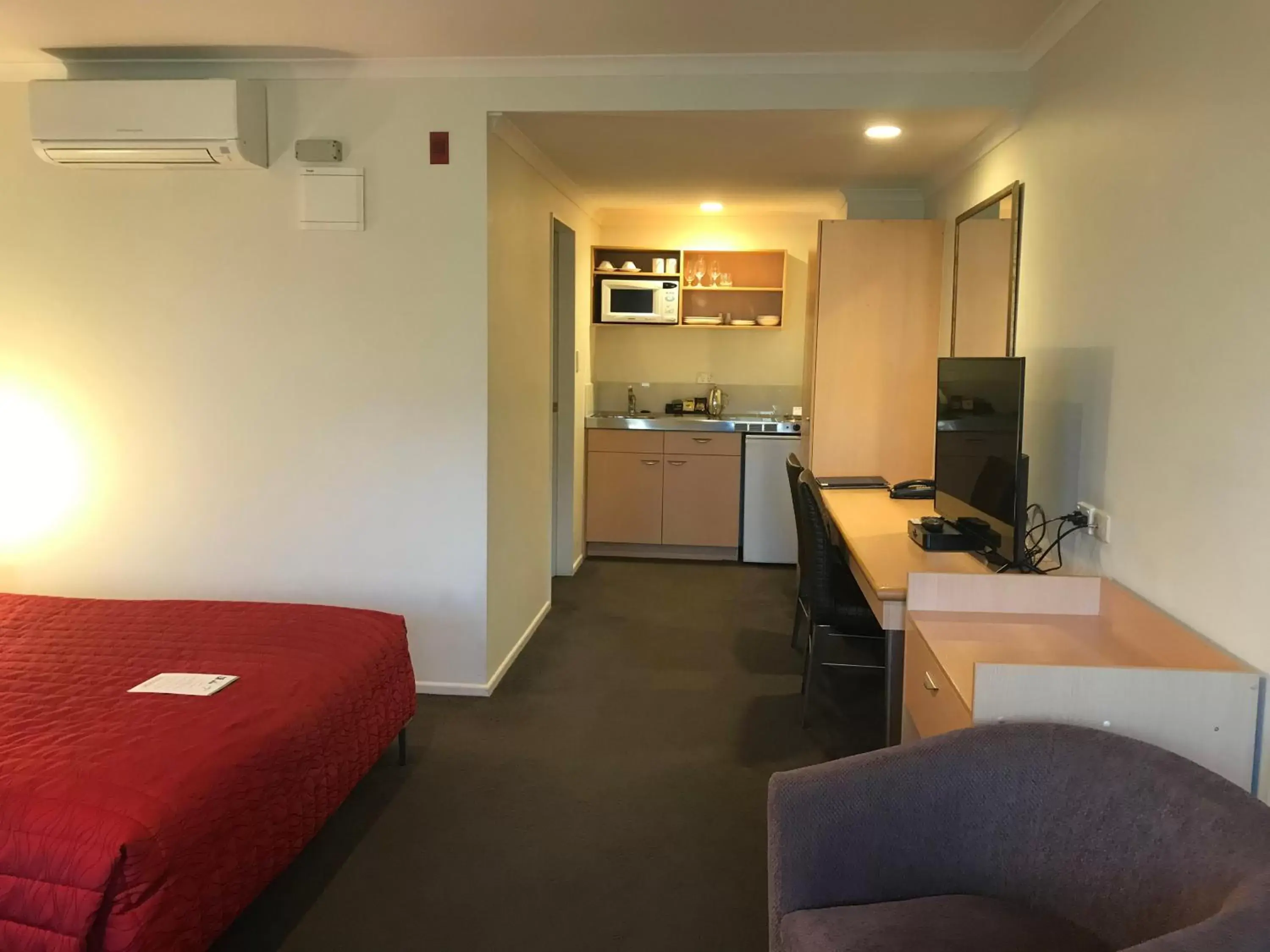 Kitchen/Kitchenette in Harbour City Motor Inn & Conference