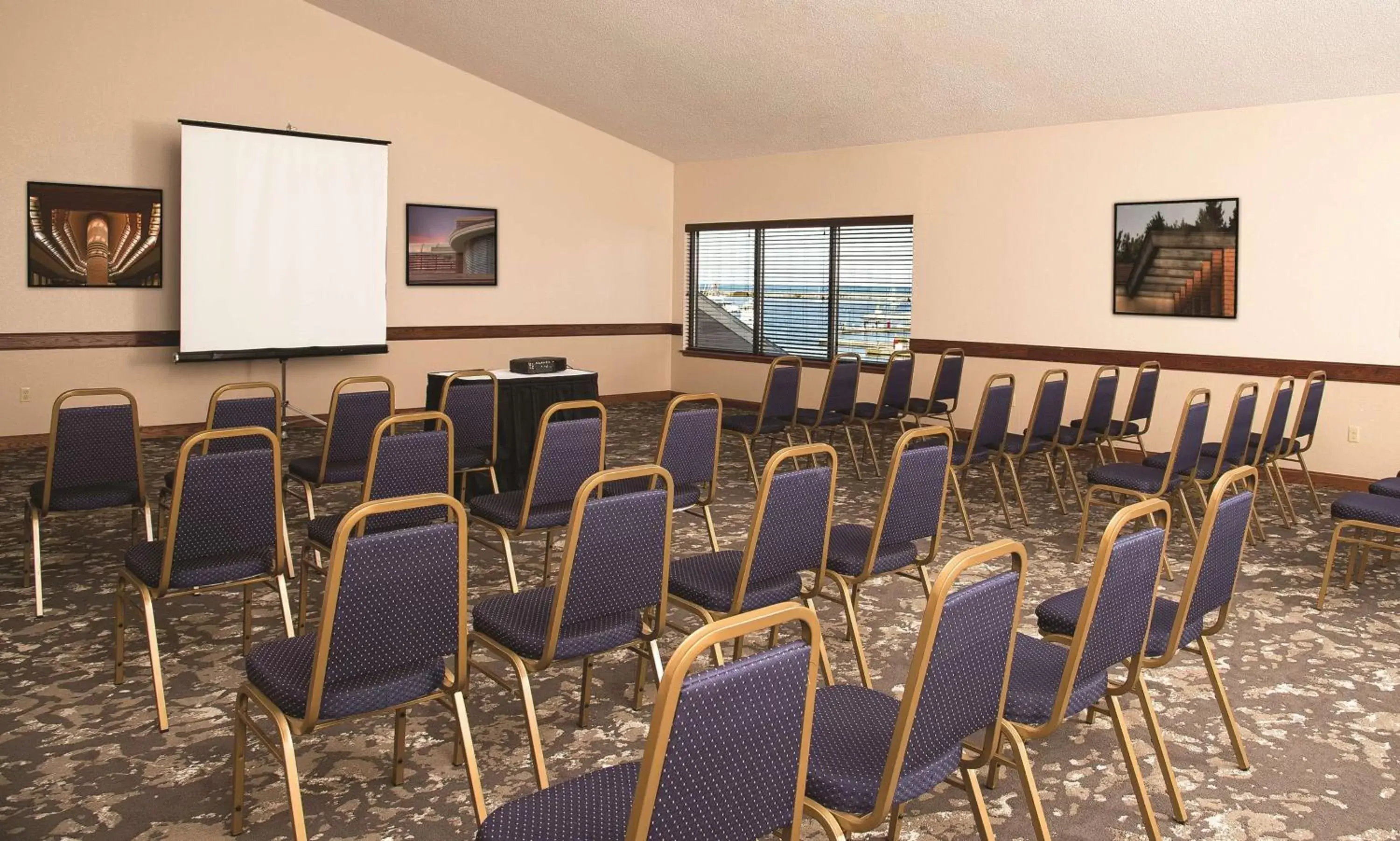 Meeting/conference room in DoubleTree by Hilton Racine Harbourwalk