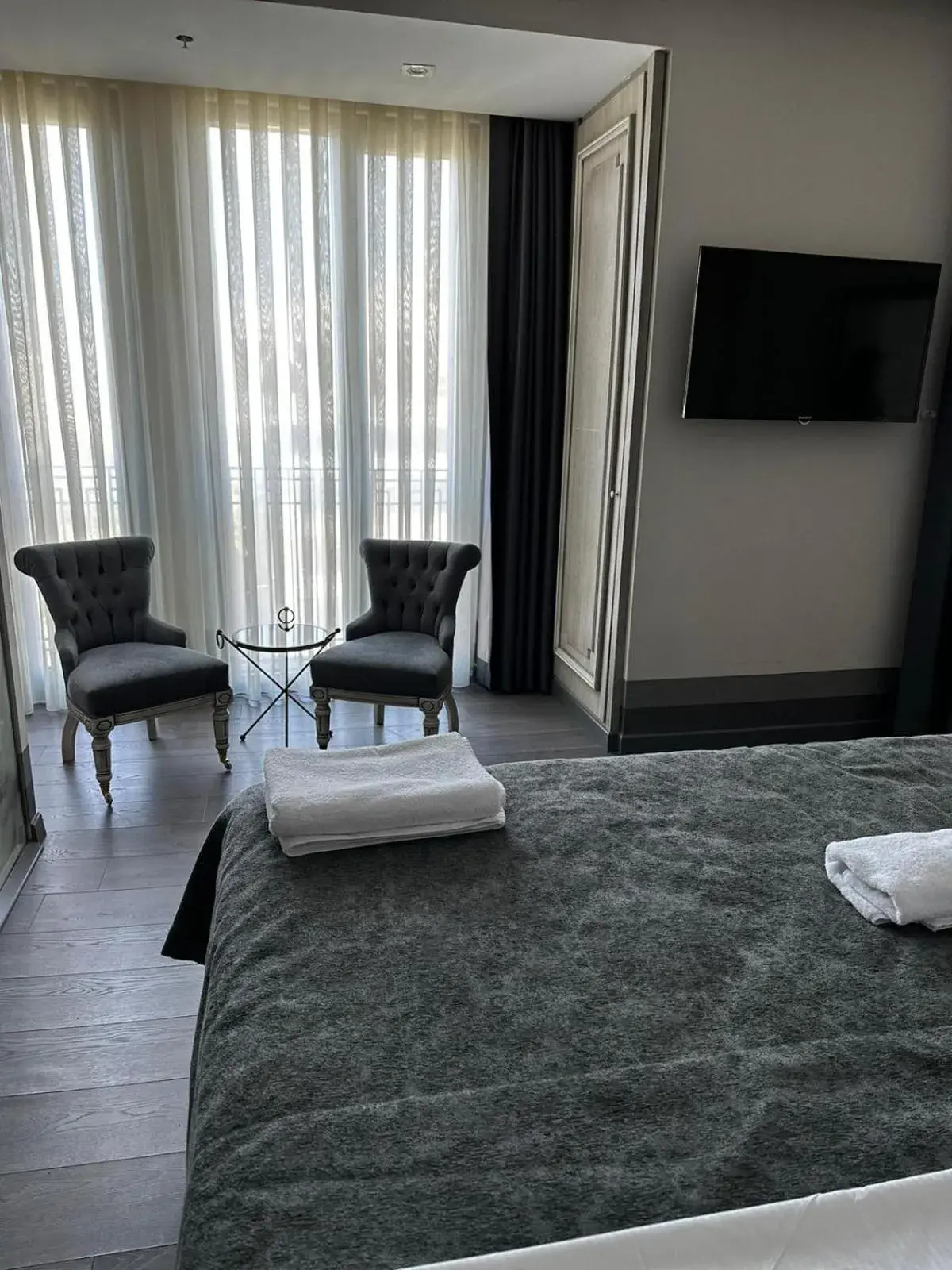Bed, TV/Entertainment Center in TK Taxim Bosphorus Hotel