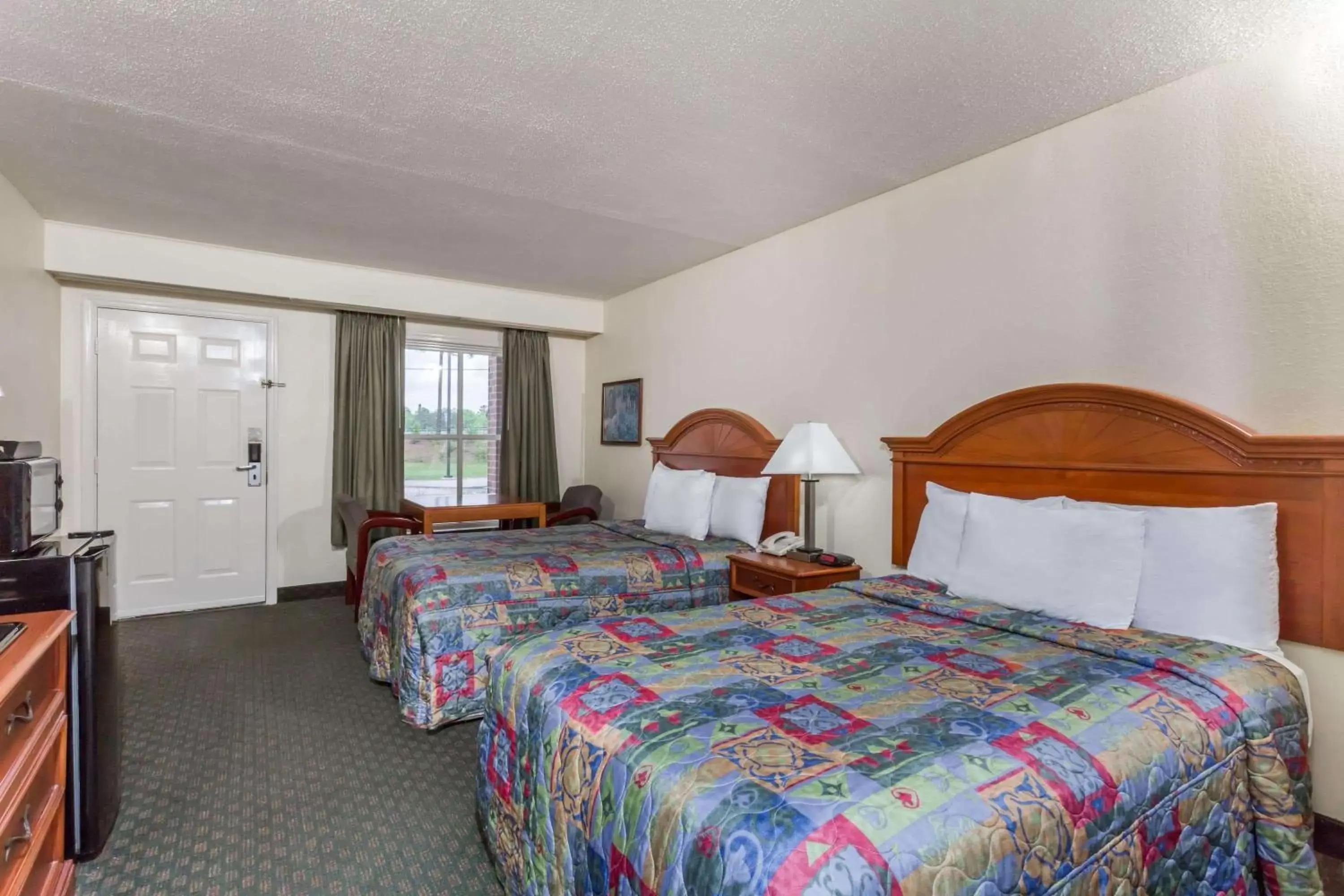 Photo of the whole room, Bed in Days Inn by Wyndham Petersburg/South Fort Lee