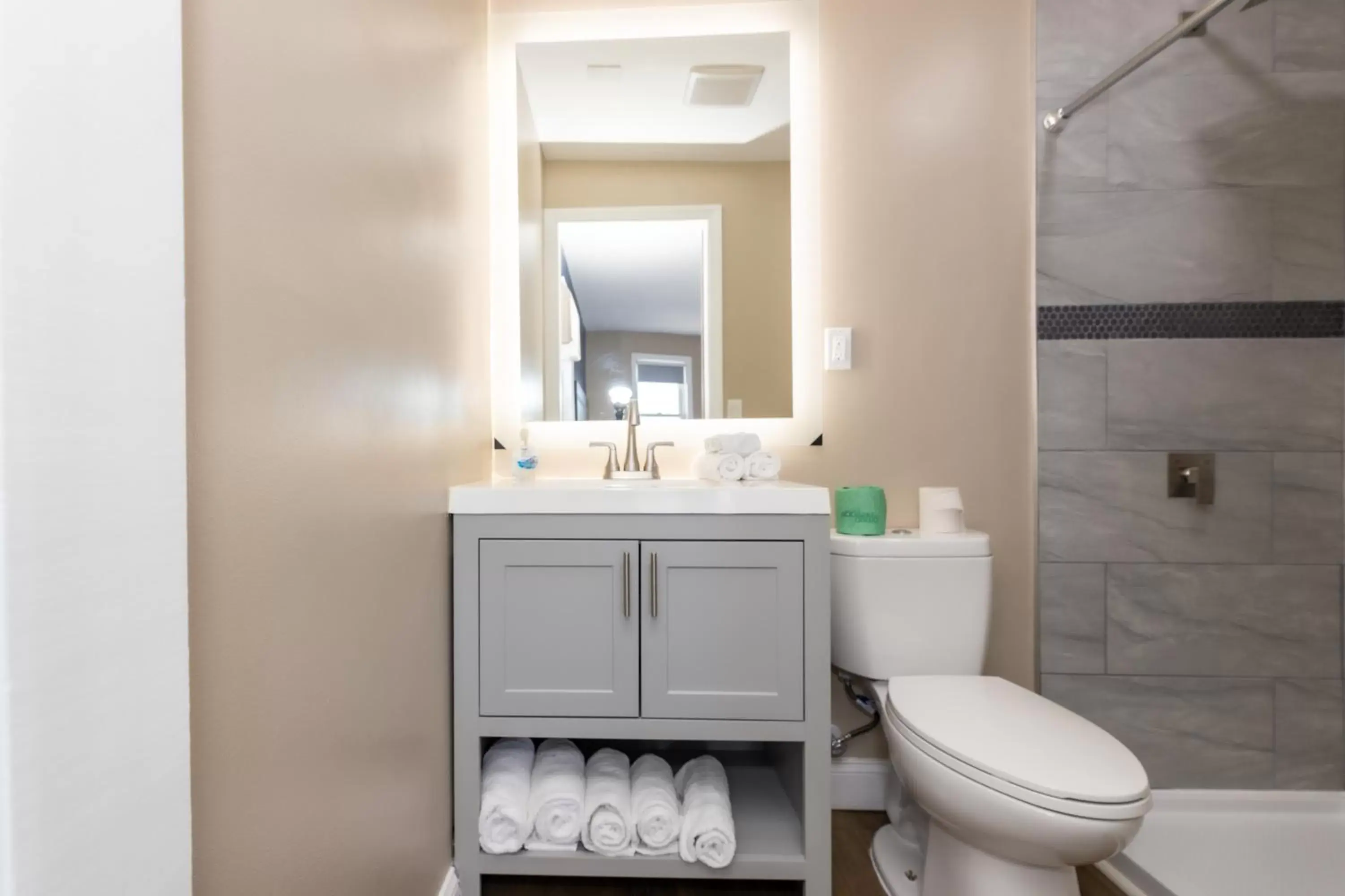 Bathroom in Seaside Sands Inn