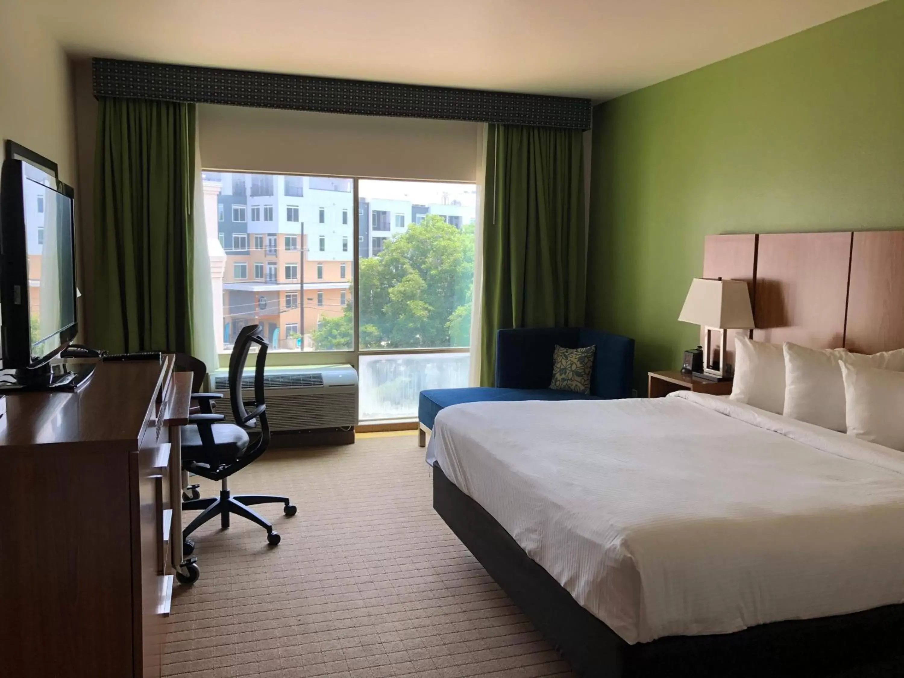 1 King Bed, Deluxe Mobility Accessible Balcony Room, Non-Smoking in Sol Cypress, San Antonio, a Tribute Portfolio Hotel 1 King Bed, Deluxe Mobility Accessible Balcony Room, Non-Smoking in Sol Cypress, San Antonio, a Tribute Portfolio Hotel