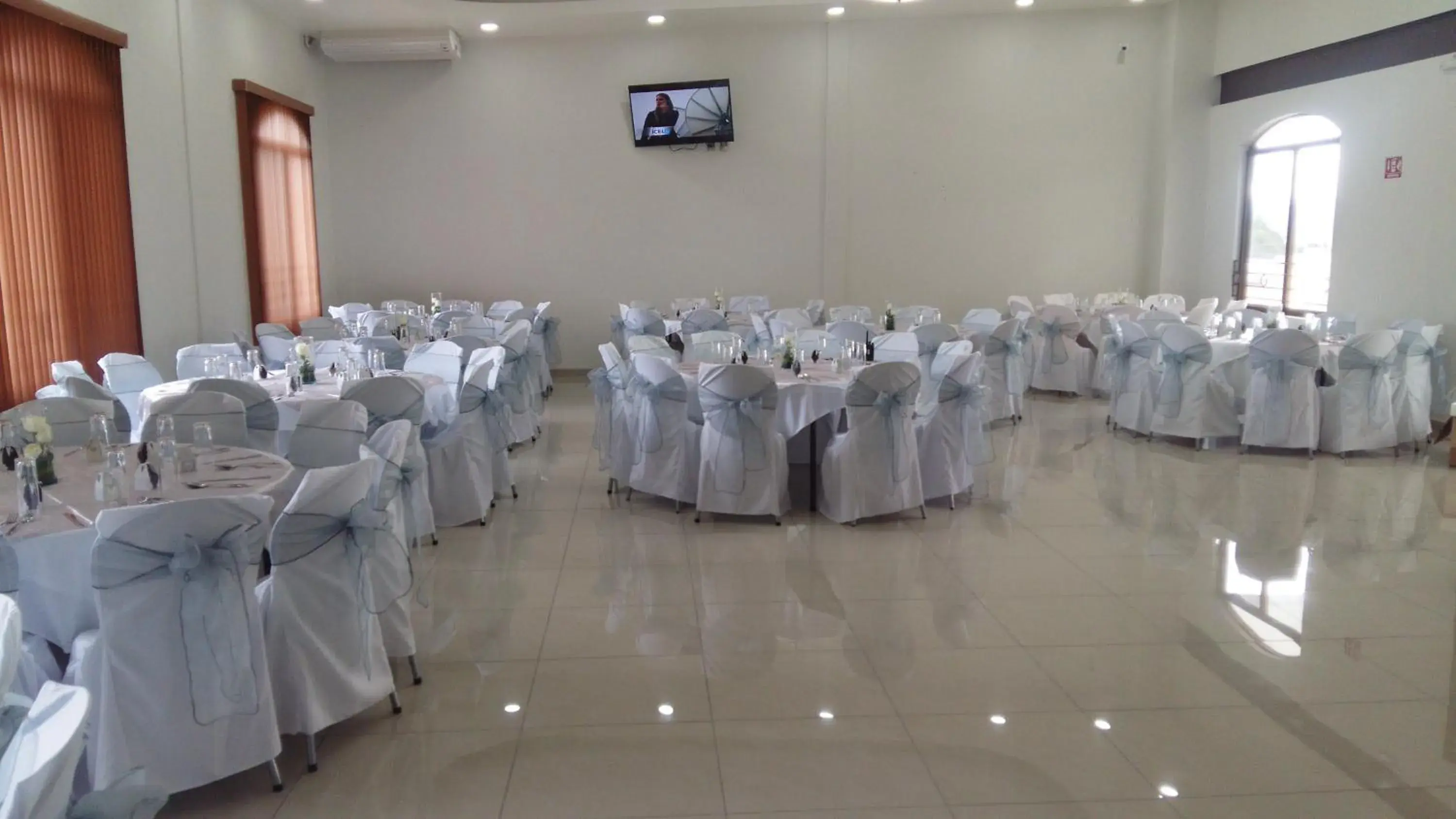 Communal lounge/ TV room, Banquet Facilities in Hotel SanJo