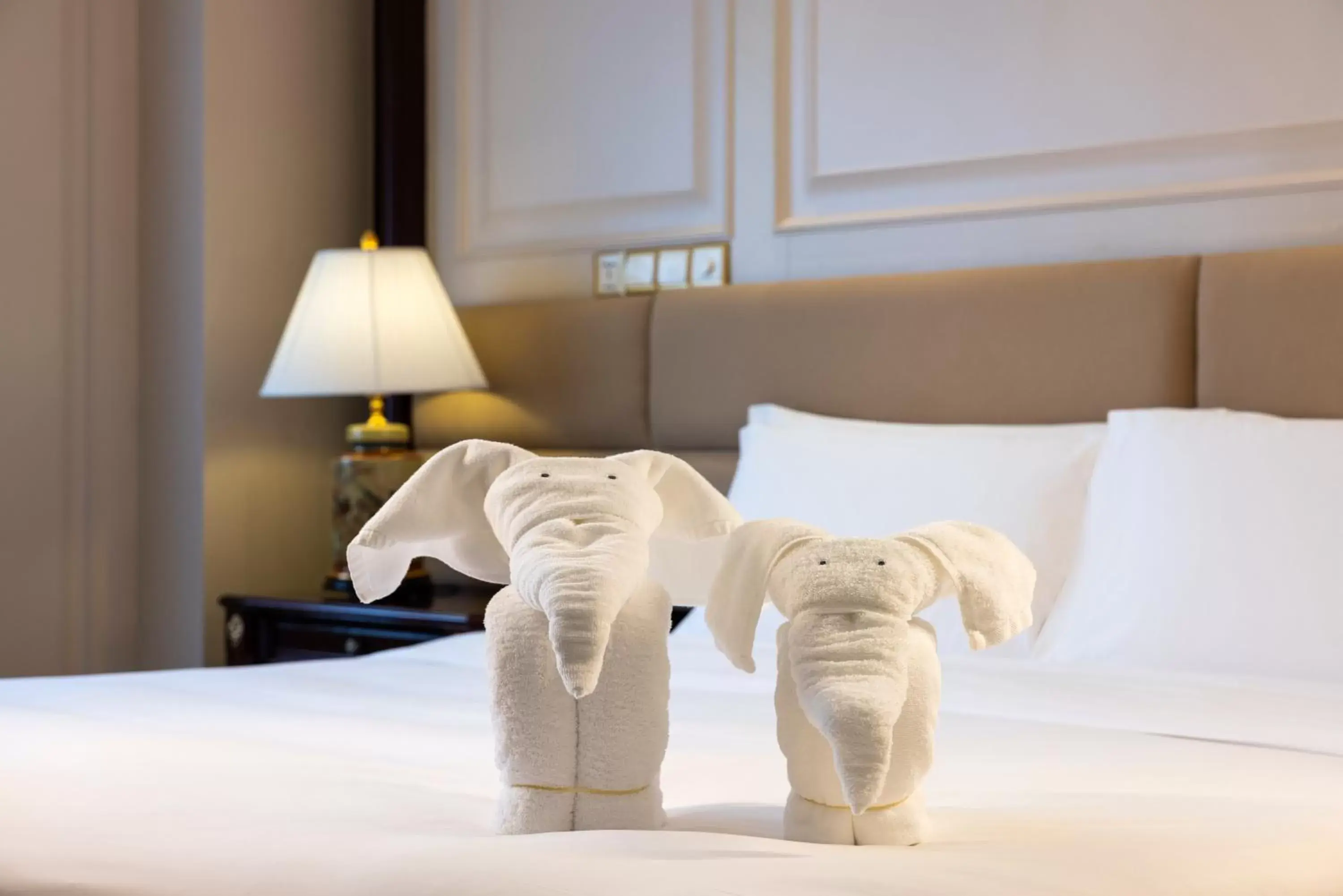 Photo of the whole room, Bed in Crowne Plaza Hotel & Suites Landmark Shenzhen by IHG Photo of the whole room, Bed in Crowne Plaza Hotel & Suites Landmark Shenzhen by IHG