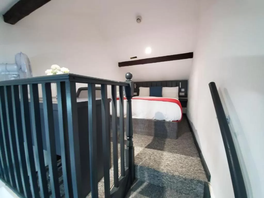 Bed in Trivelles Regency, Nottingham