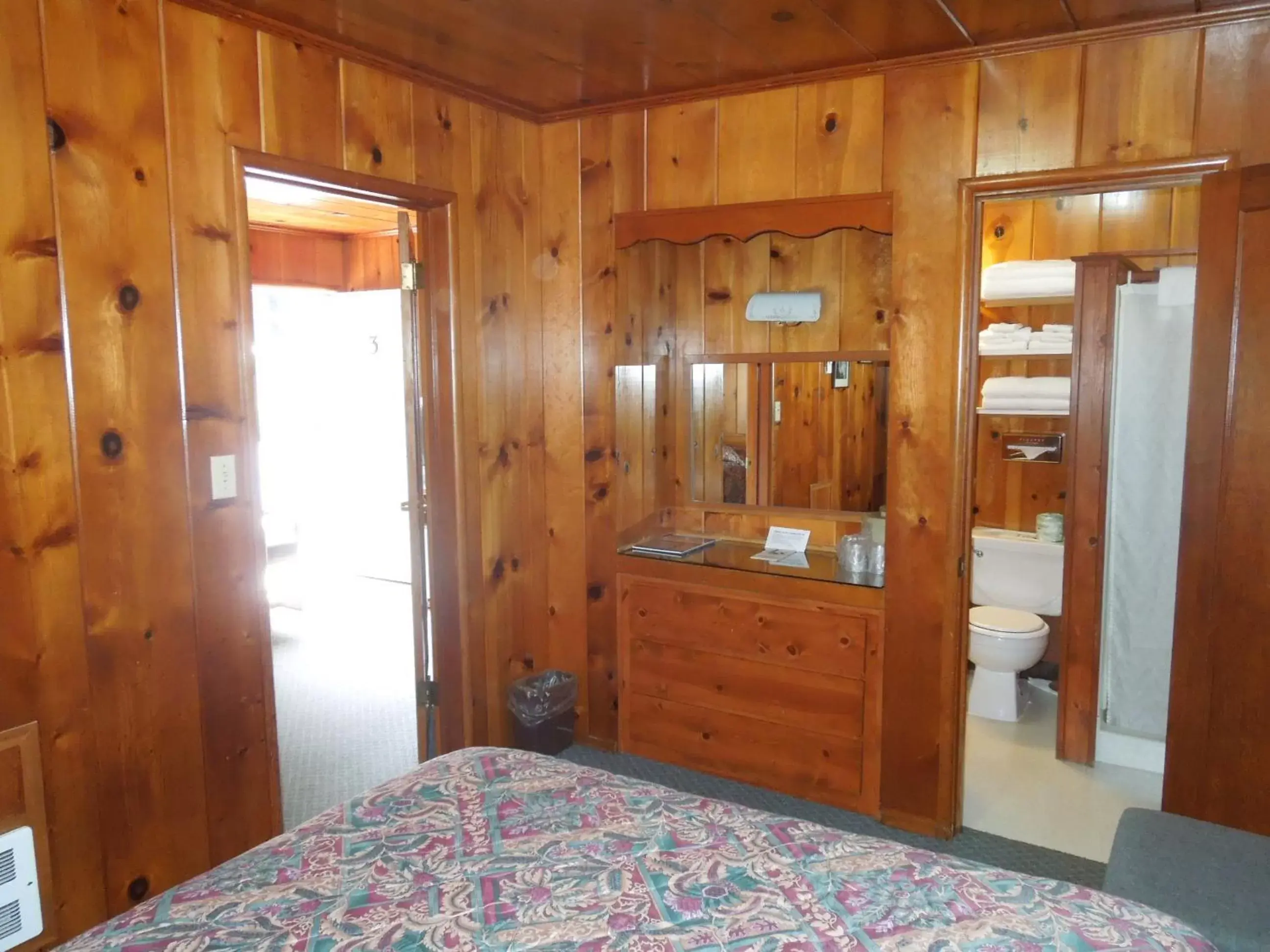 Photo of the whole room, Bed in Park Motel and Cabins