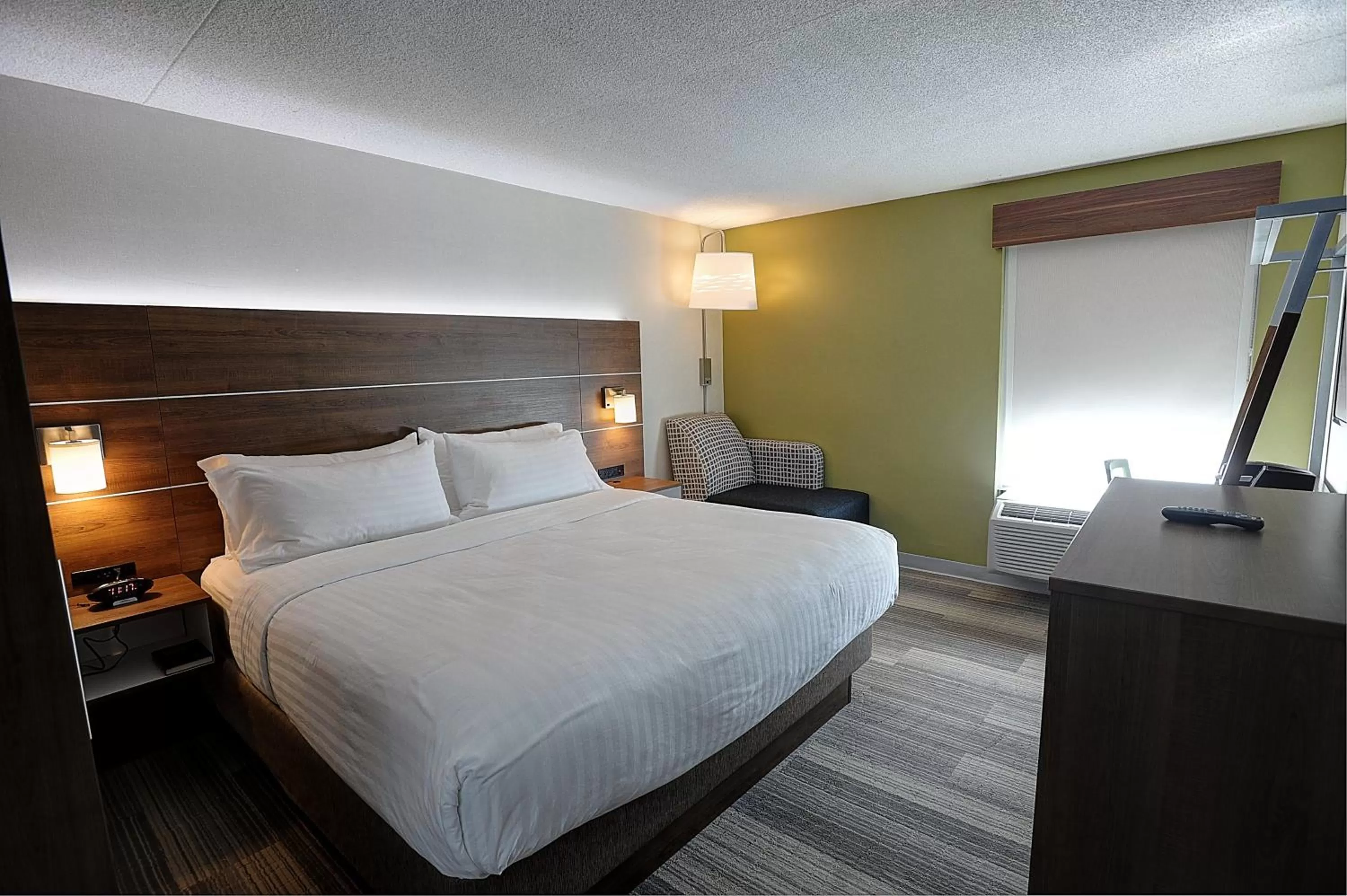 Photo of the whole room, Bed in Holiday Inn Express & Suites Toronto Airport West by IHG