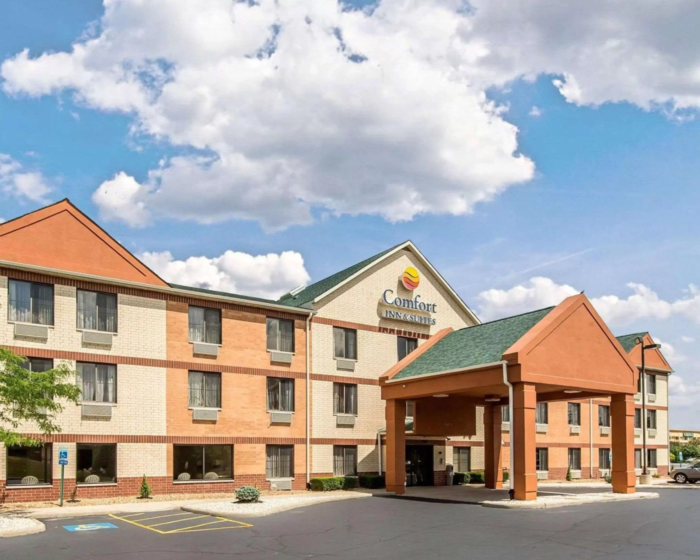 Property Building in Comfort Inn & Suites near Tinley Park Amphitheater