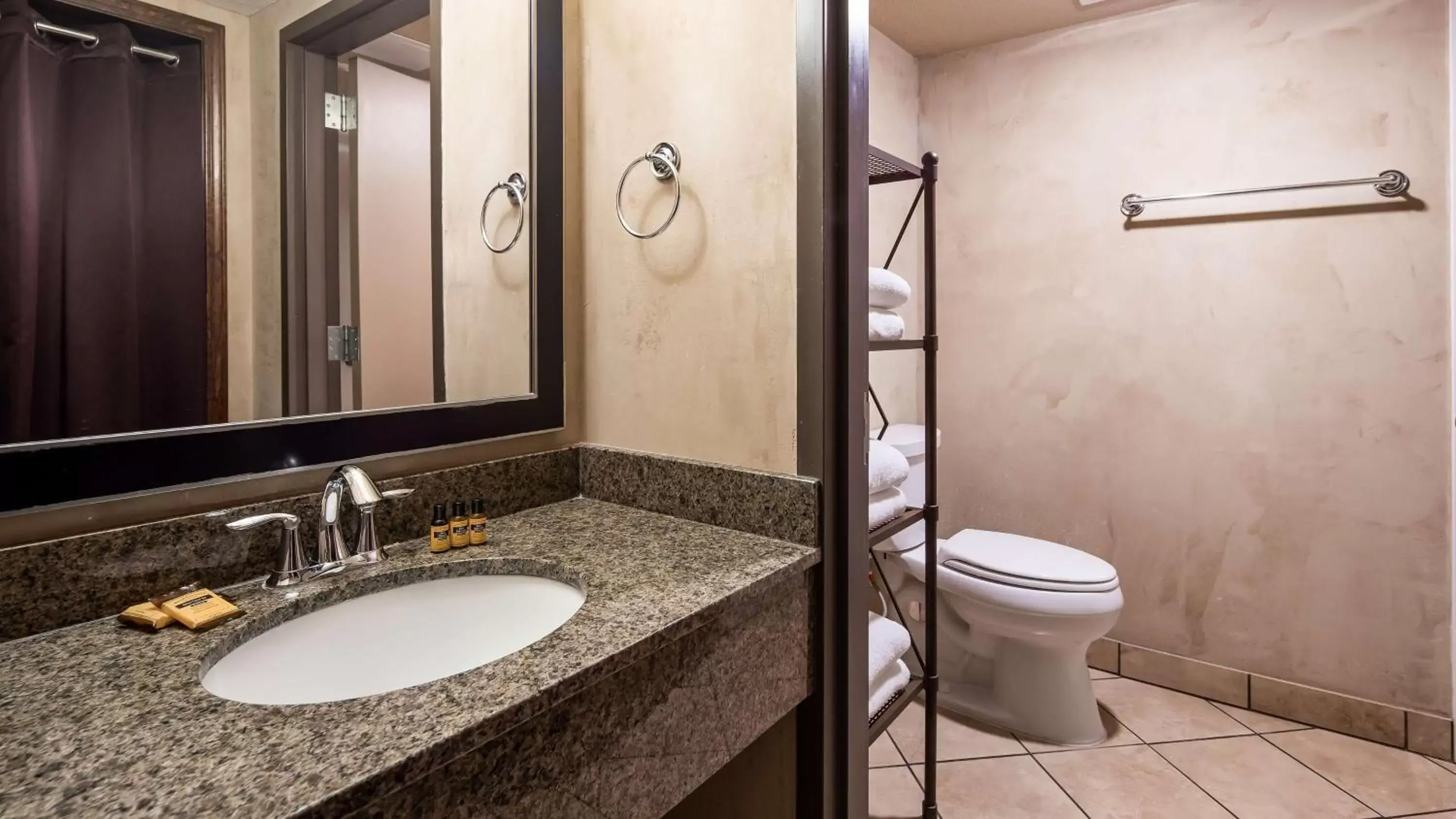 Bathroom in Best Western Plus Raton Hotel