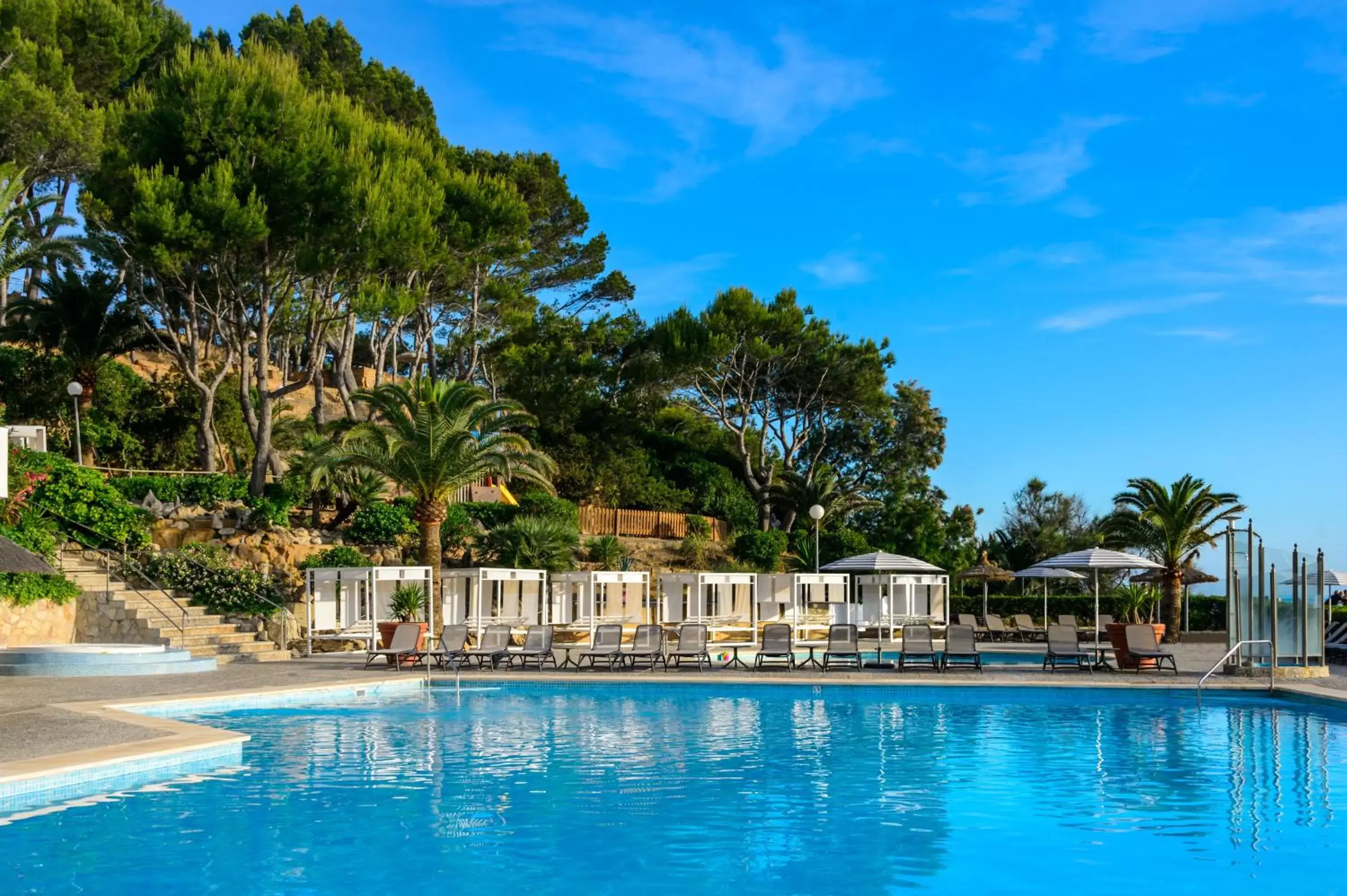 Swimming Pool in Hotel Vibra Beverly Playa