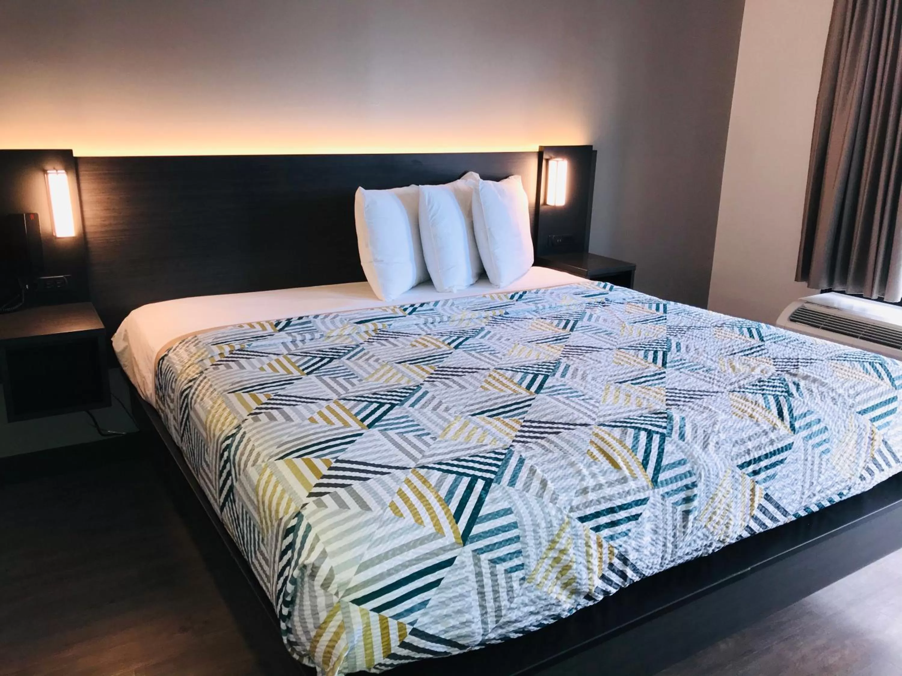 Bed in Studio 6 Dublin, Ga