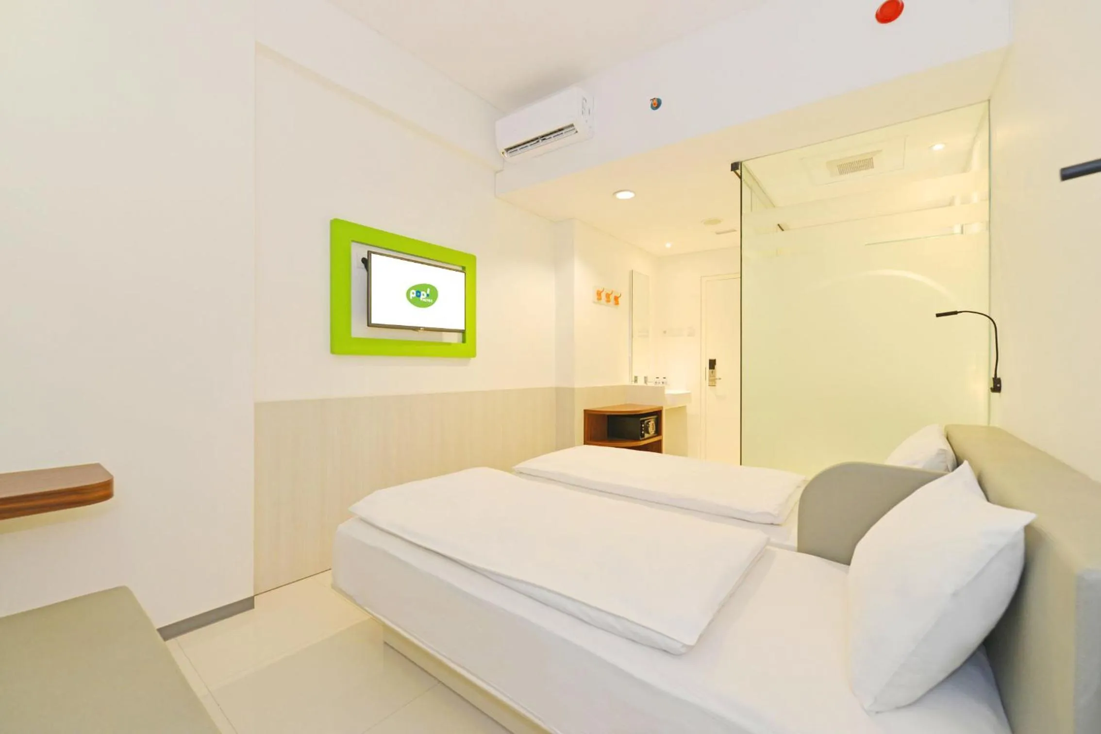 Bedroom, Bed in POP! Hotel Pasar Baru Jakarta