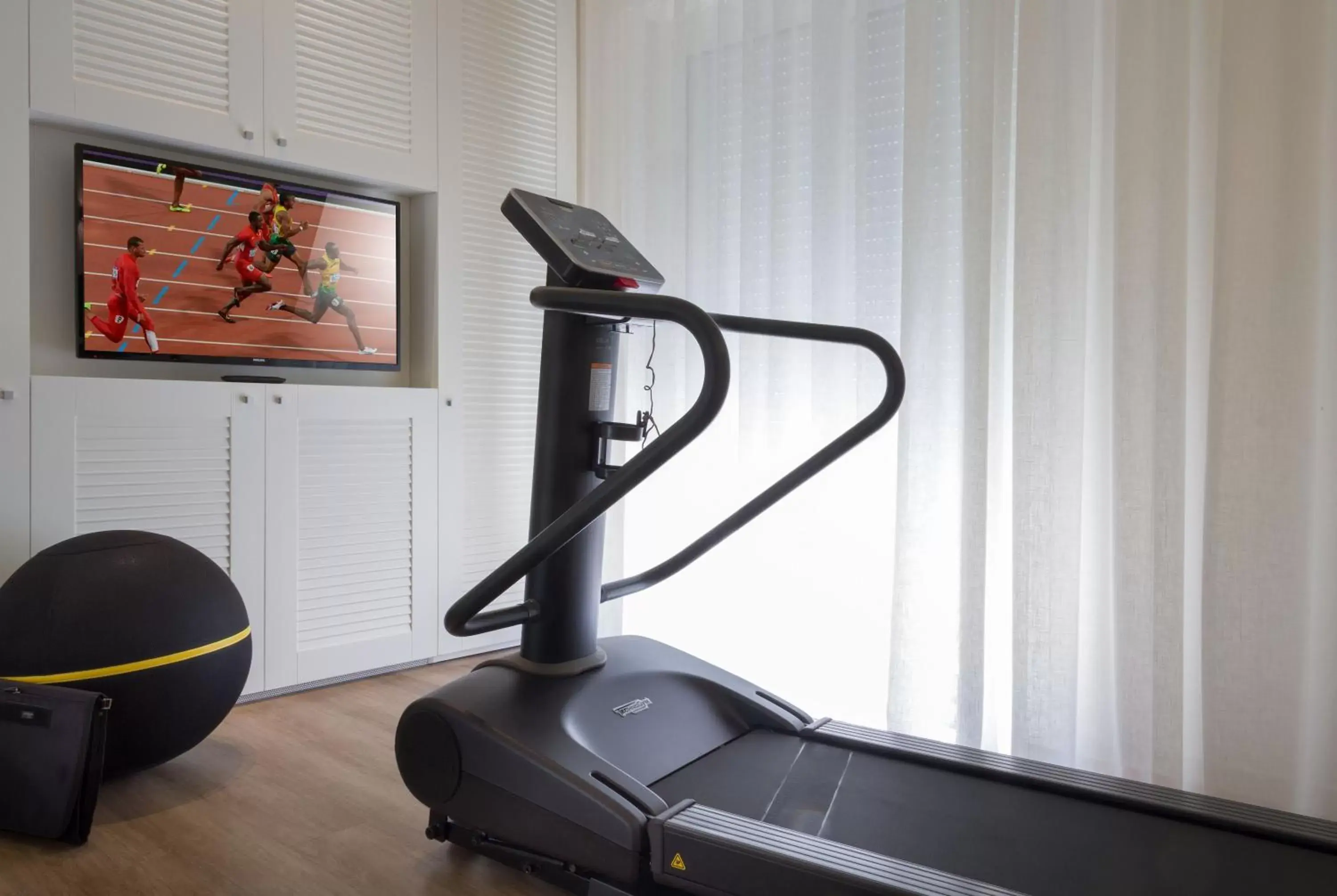 TV and multimedia, Fitness Center/Facilities in Litoraneo Suite Hotel