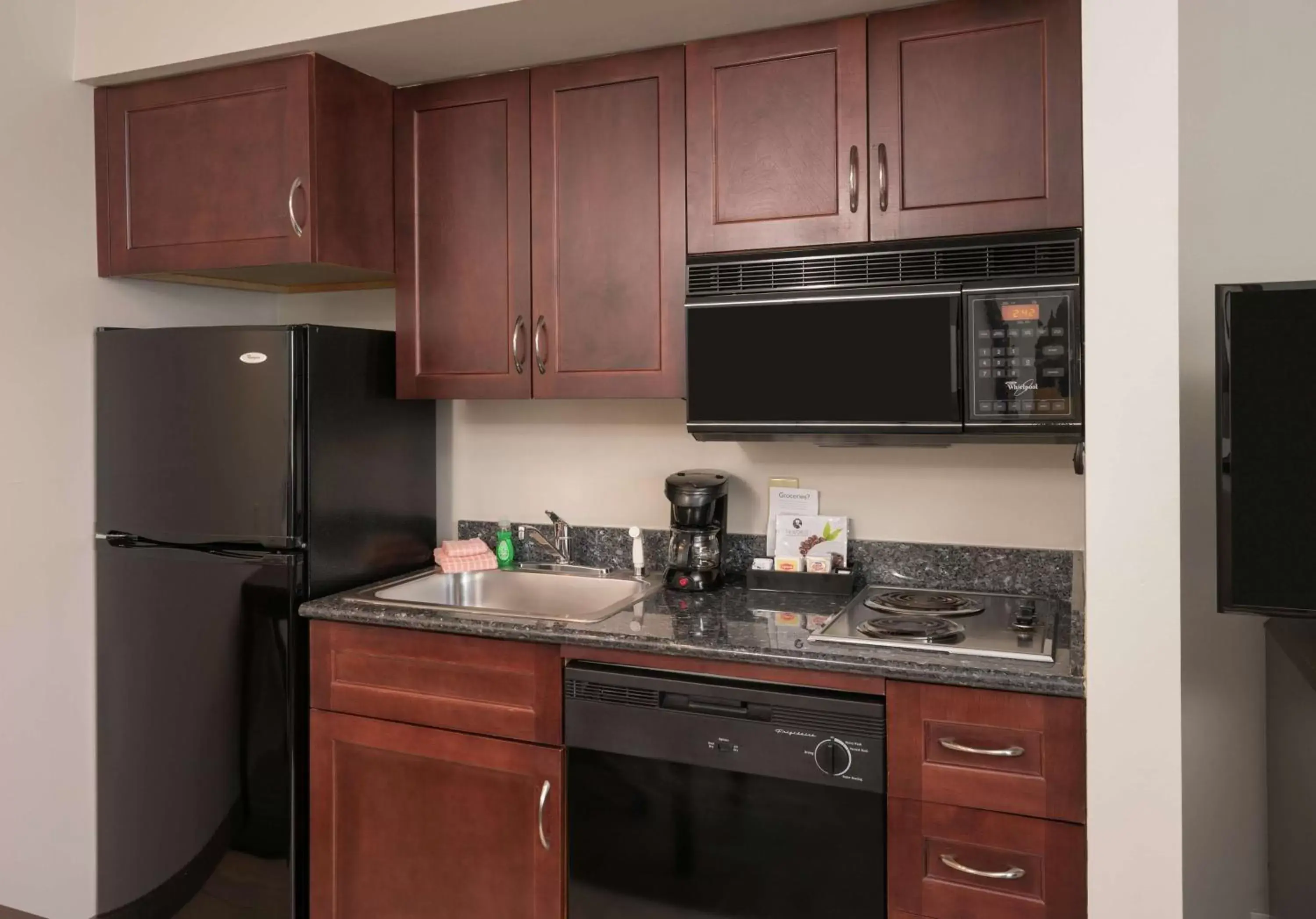 Kitchen or kitchenette, Kitchen/Kitchenette in Homewood Suites by Hilton Chicago - Schaumburg