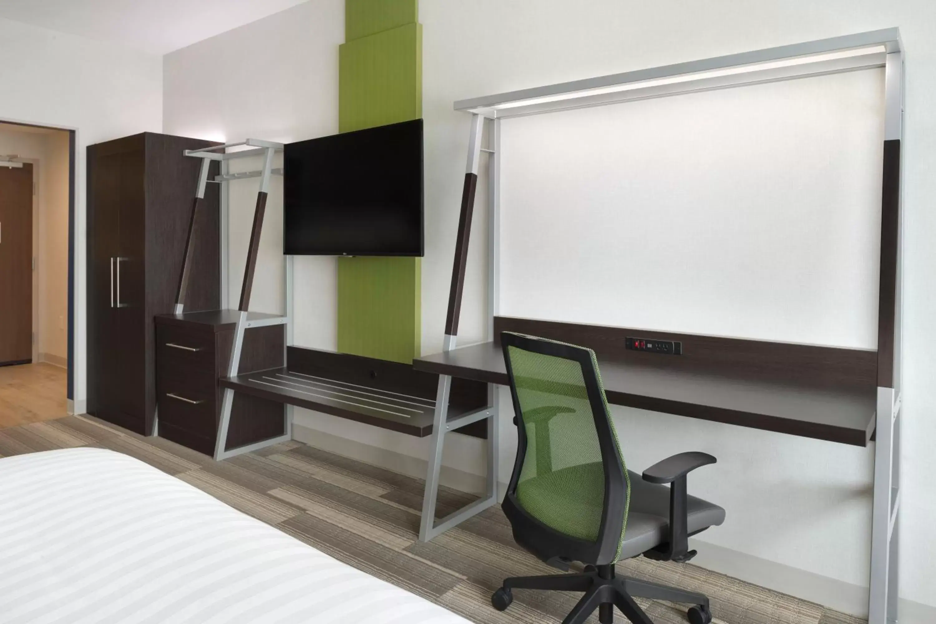 TV and multimedia, Bed in Holiday Inn Express Atlanta SW - Newnan by IHG TV and multimedia, Bed in Holiday Inn Express Atlanta SW - Newnan by IHG